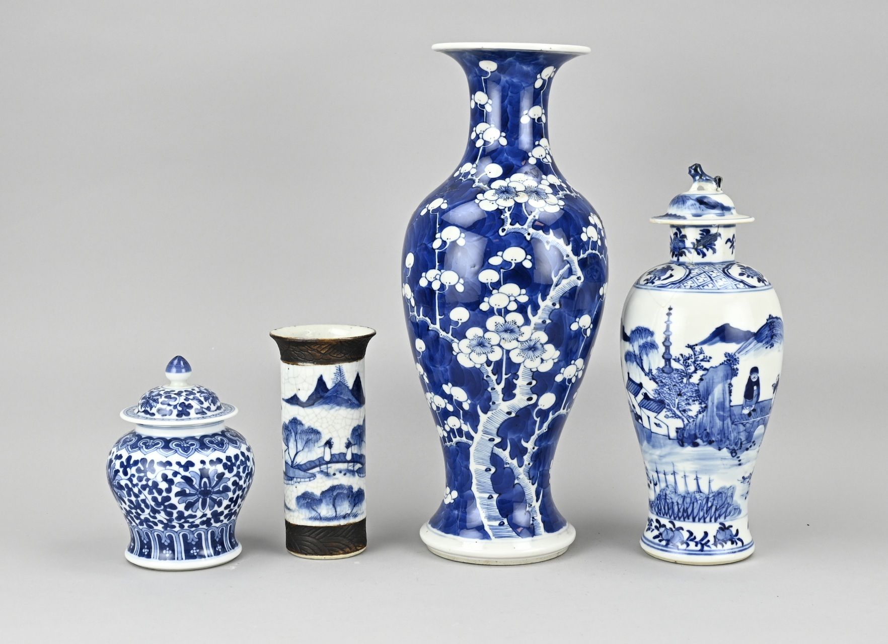 Null Quatre vases chinois divers. 1x Fente à poudre, 19ème siècle, renouveau Kan&hellip;
