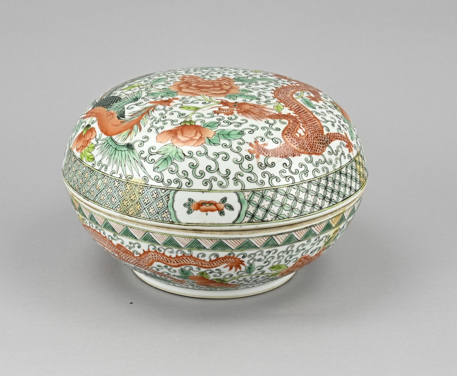 Null Grande boîte à couvercle en porcelaine verte de Chine à décor de dragons. M&hellip;