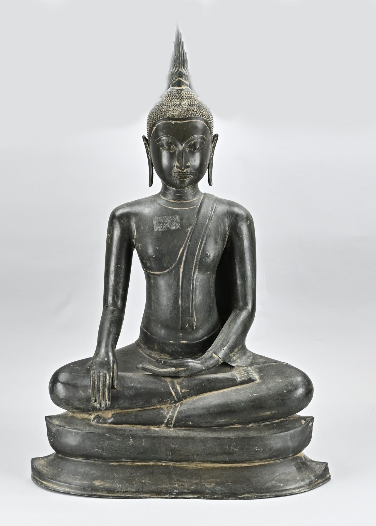 Null Grand bouddha chinois ancien en bronze patiné. Dimensions : 84 cm : 84 cm. &hellip;