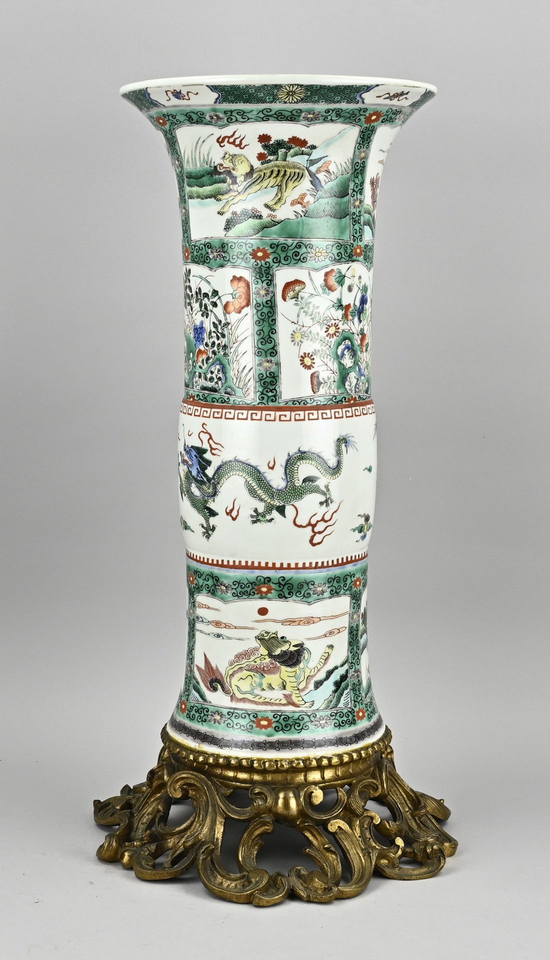 Null Vase en porcelaine verte de la famille chinoise avec base en bronze et marq&hellip;