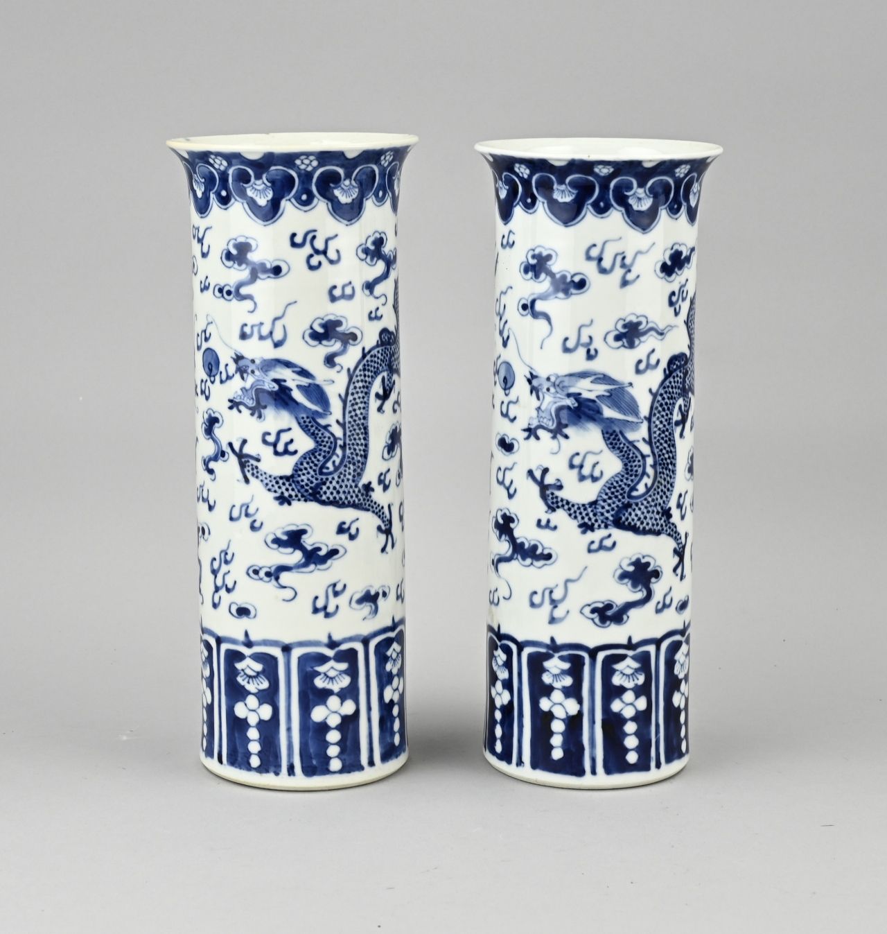 Null Deux vases chinois de forme cylindrique du 19e siècle à décor de dragons + &hellip;