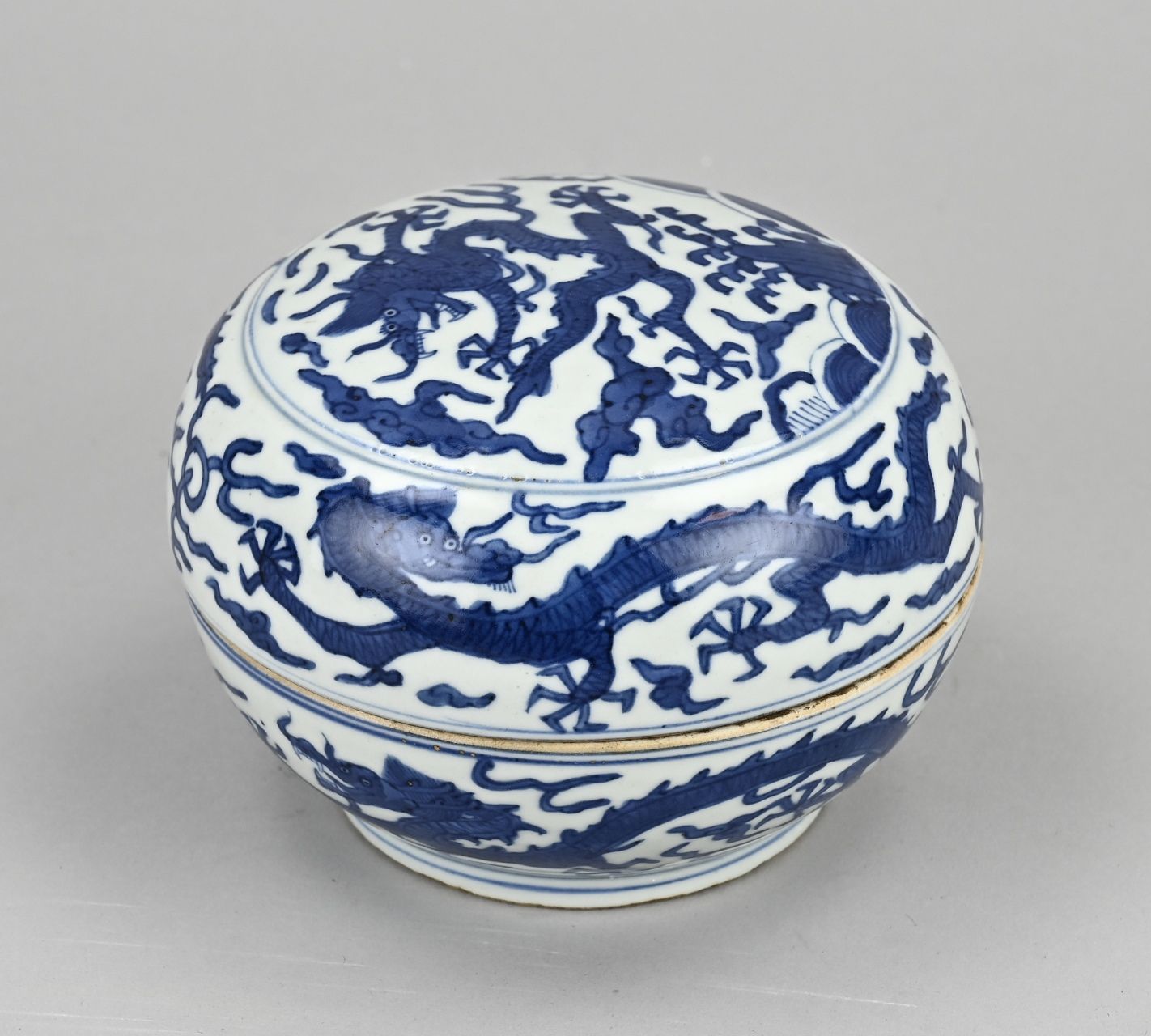 Null Boîte à couvercle en porcelaine chinoise à décor de dragon + marque de fond&hellip;