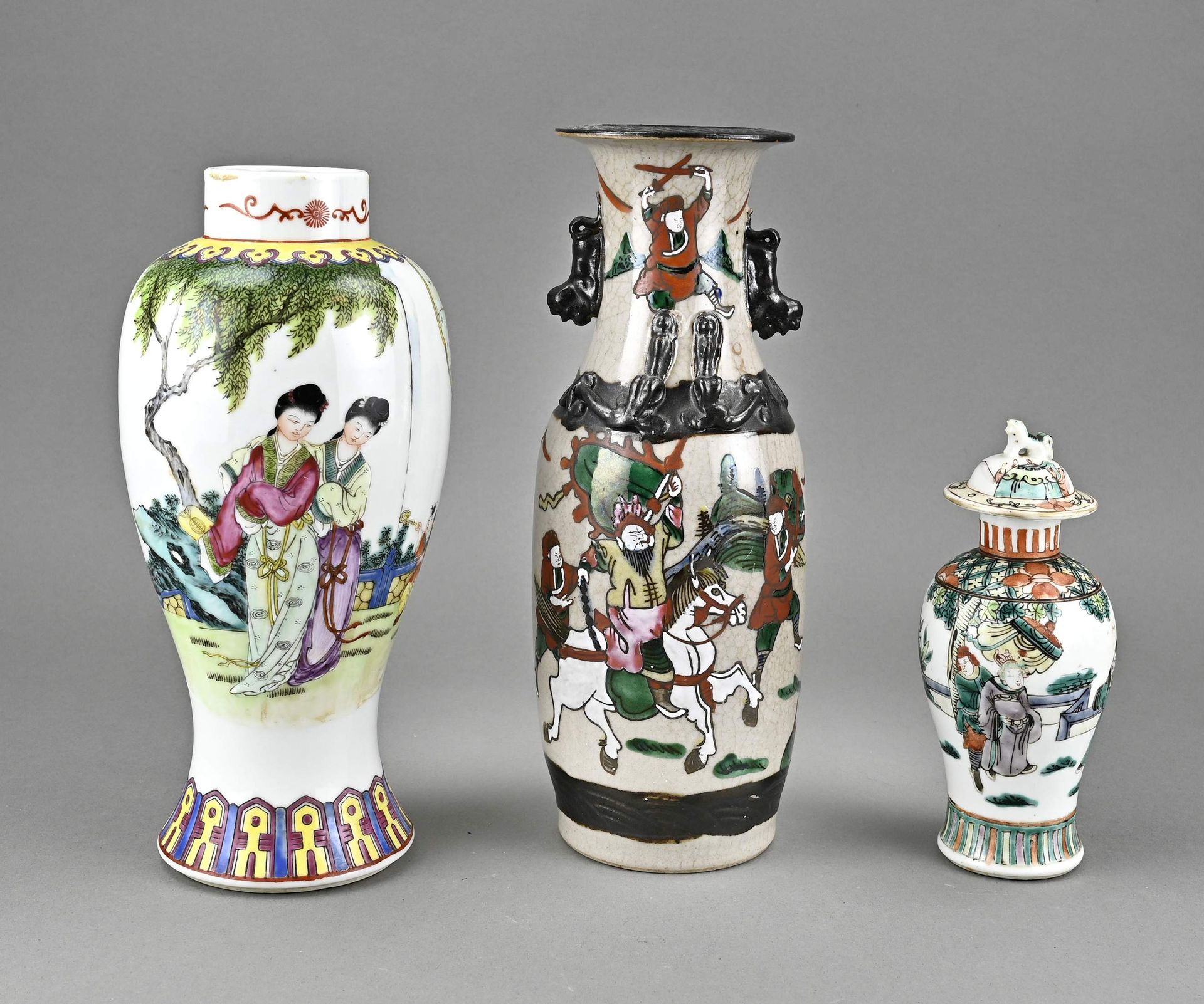 Null Trois vases en porcelaine chinoise. 1x Cantonais à décor de guerriers, bon.&hellip;
