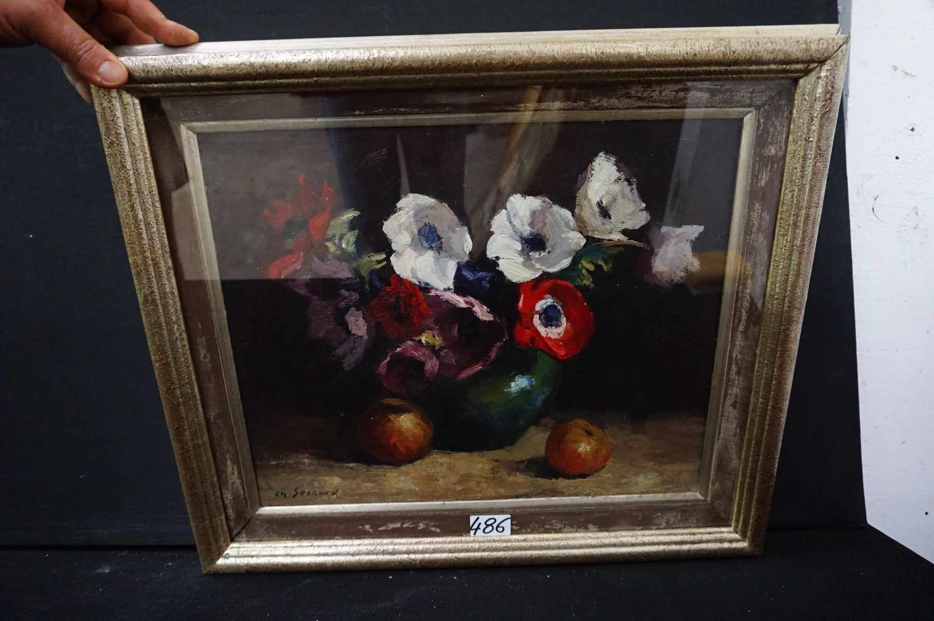 CHARLY LEONARD (1894 - 1953) "Nature morte avec fleurs et fruits" - Huile sur to&hellip;