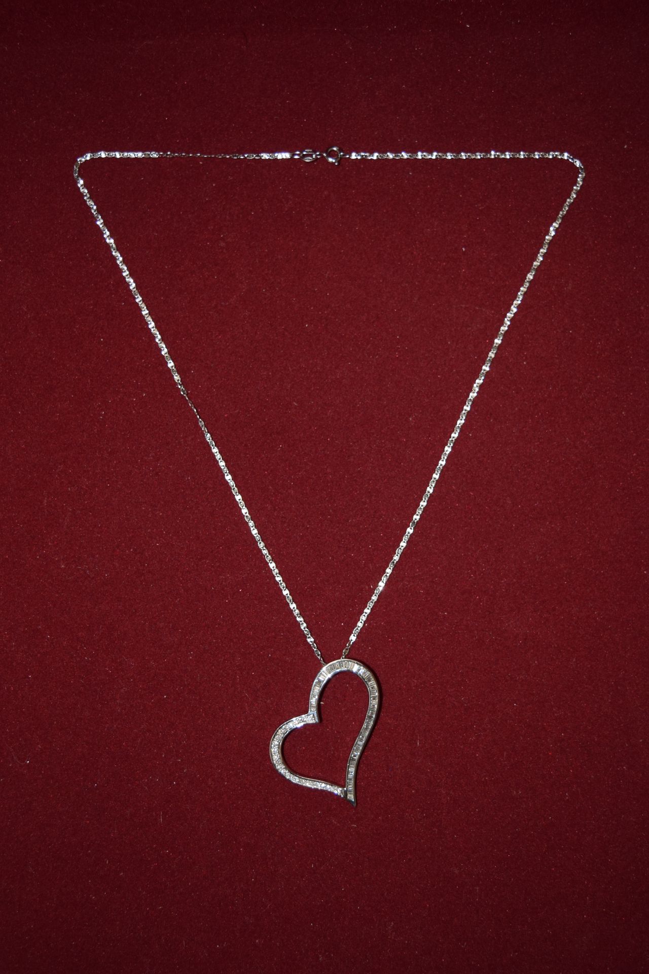 Null 心形吊坠 - 带项链 - 18K白金 - 含约2克拉钻石（巴盖特式切割）。