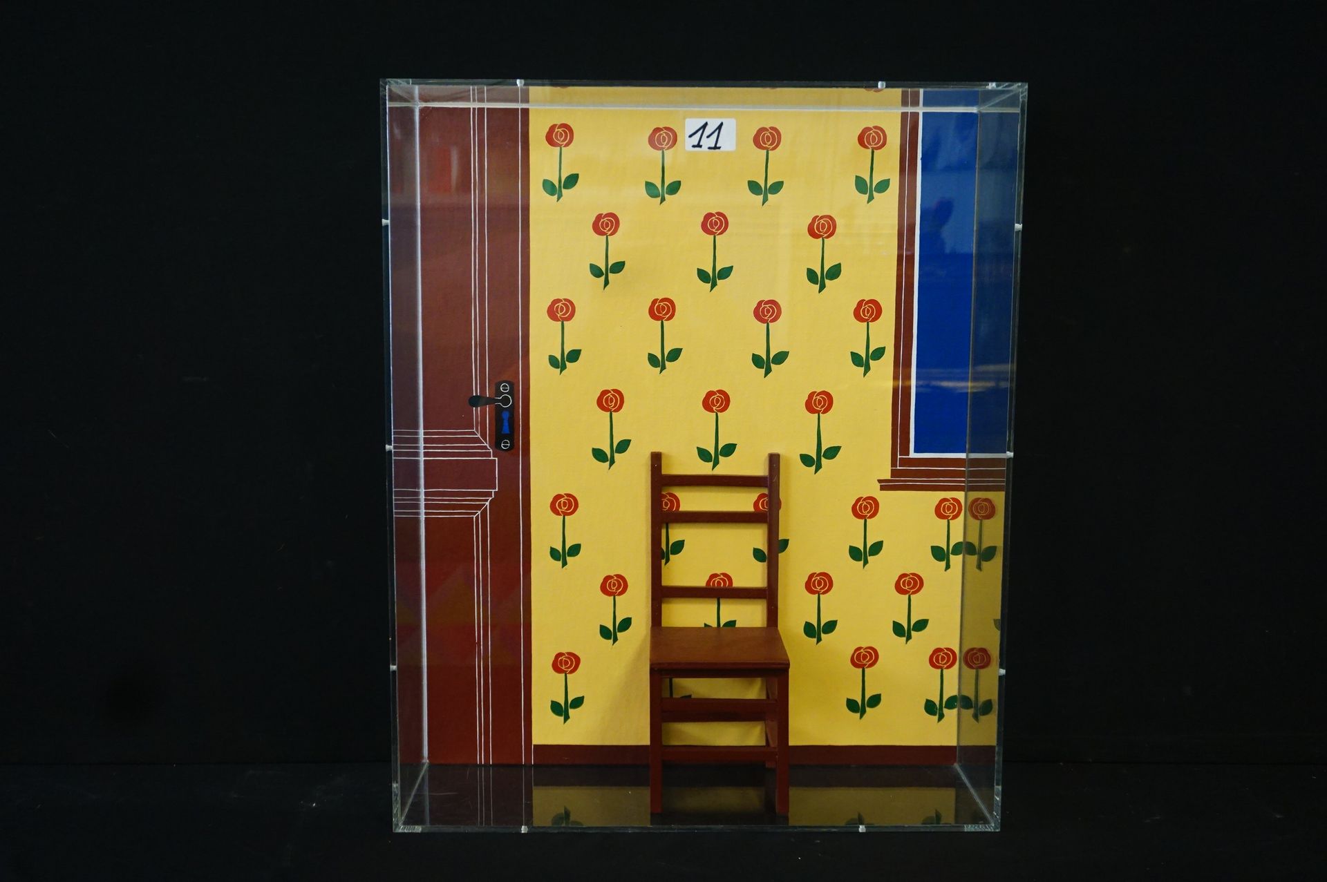 JOSEPH WILLAERT (1936 - 2014) "室内有花纸和椅子" - 布面油画+实物 - 背面有签名和日期 1979年 - 装在有机玻璃盒里 (&hellip;