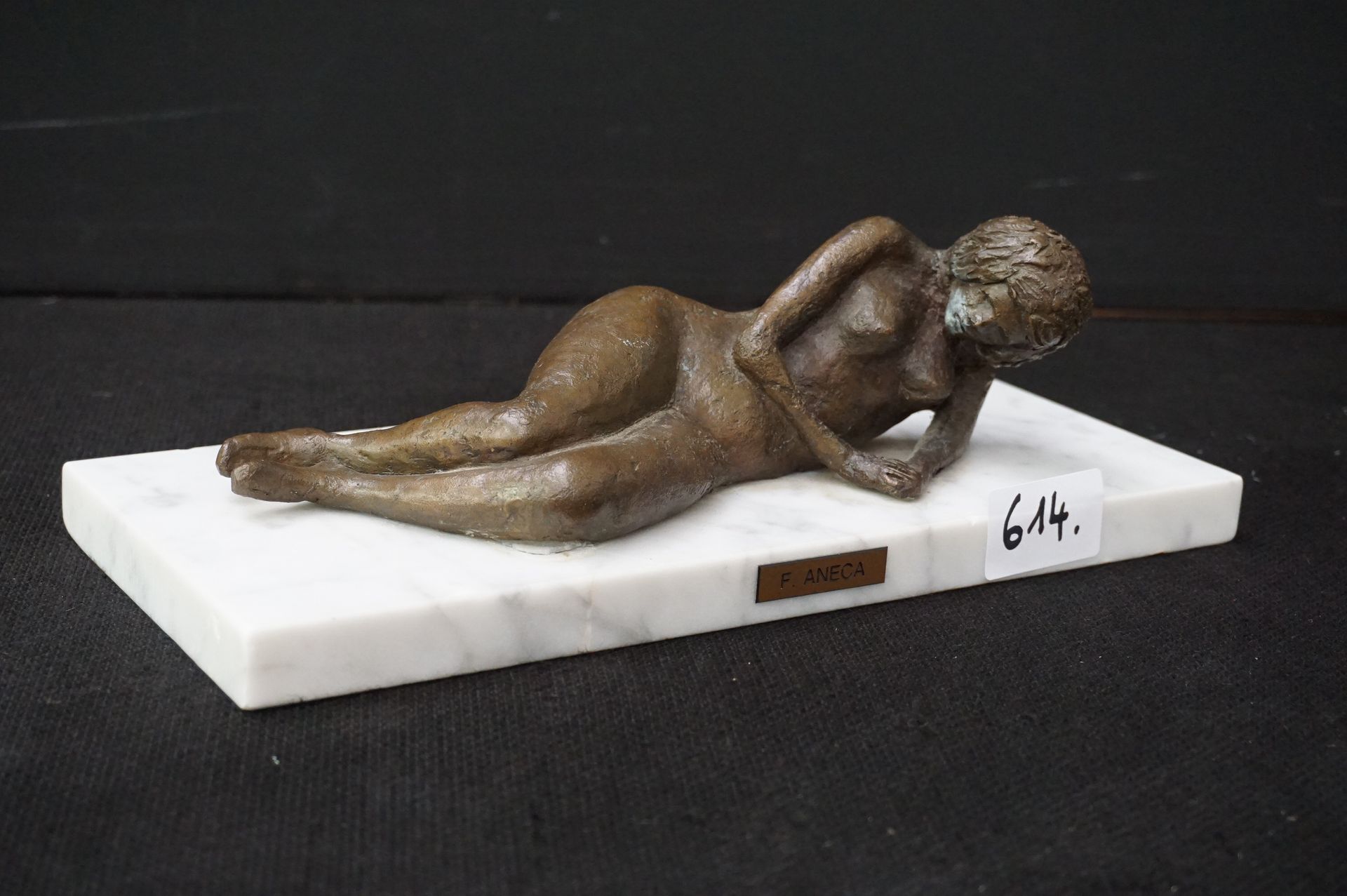 F. ANECA "Nu couché" - Sculpture en bronze sur socle en marbre blanc - Signé - L&hellip;