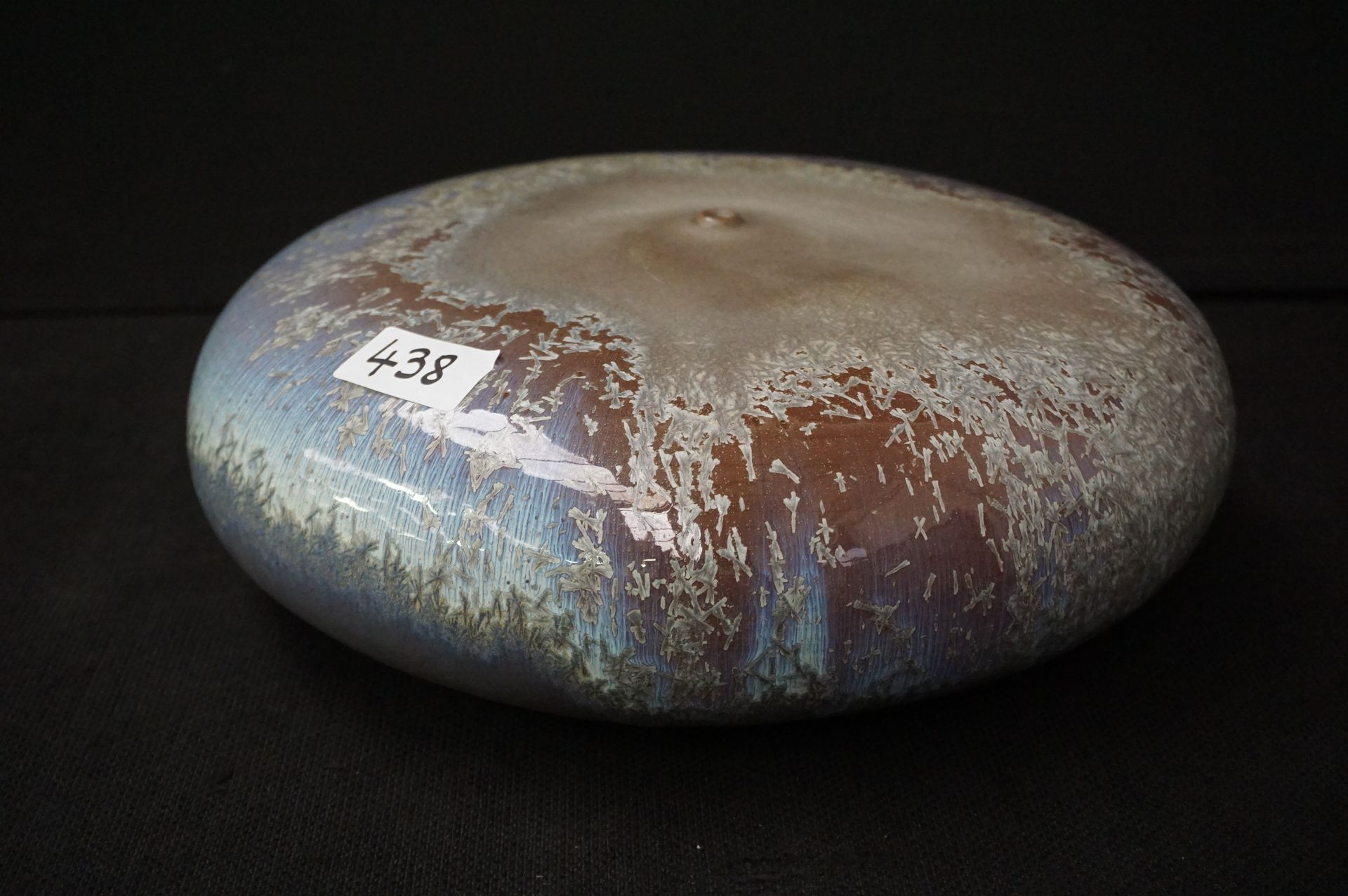 ANTONIO LAMPECCO (1932 - 2019) Pot in ceramic with blue crystalline glaze - H: 1&hellip;