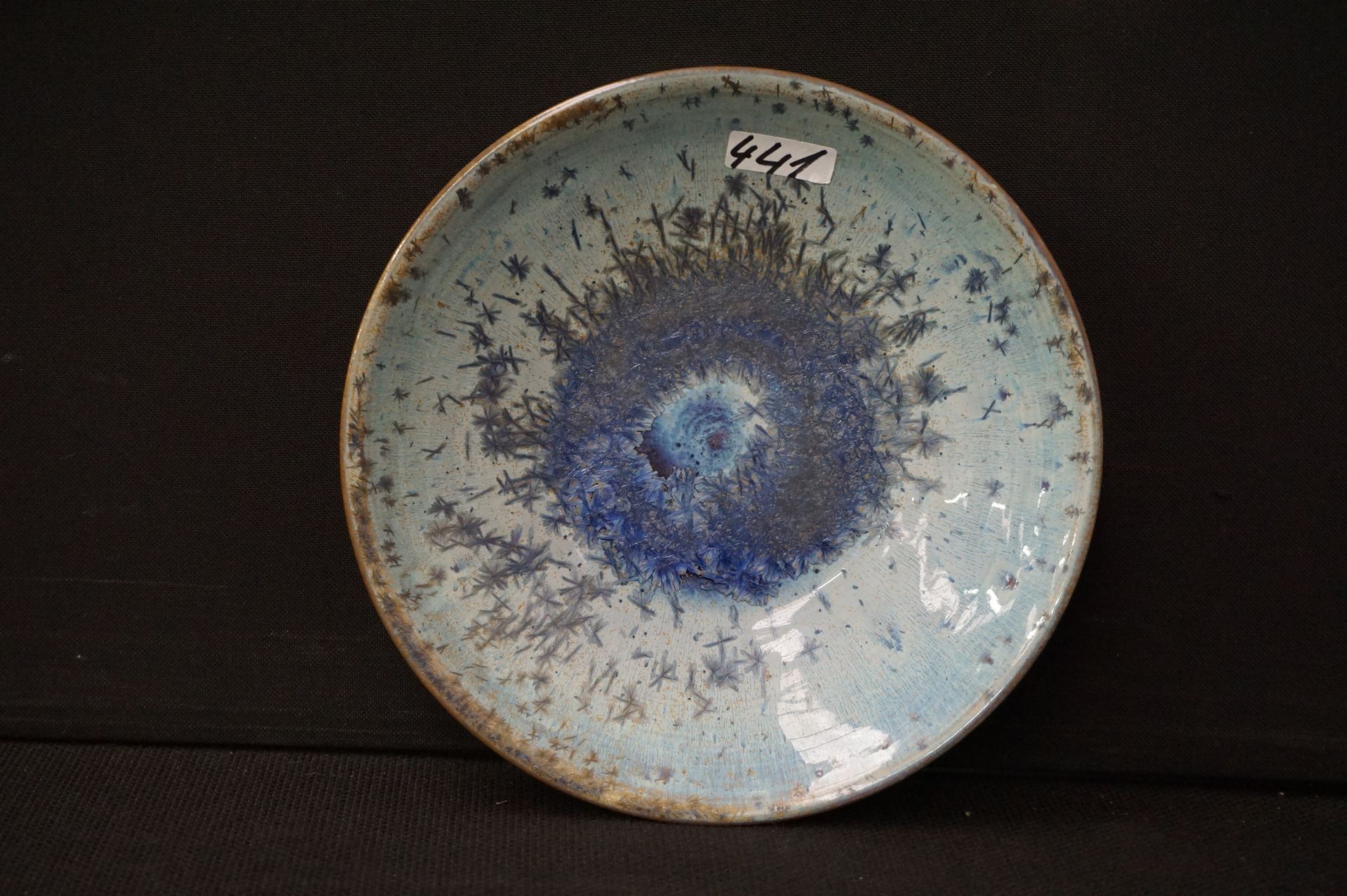 ANTONIO LAMPECCO (1932 - 2019) 蓝色结晶釉的陶瓷碗 - 签名：L.A. - 高：4厘米 - 直径：21厘米
