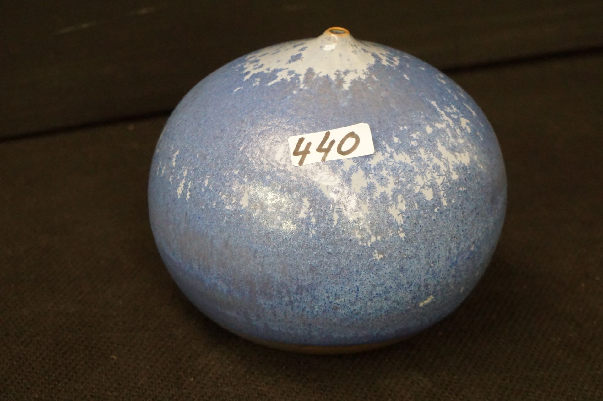 ANTONIO LAMPECCO (1932 - 2019) Vaso in ceramica con smalto cristallino blu - Fir&hellip;
