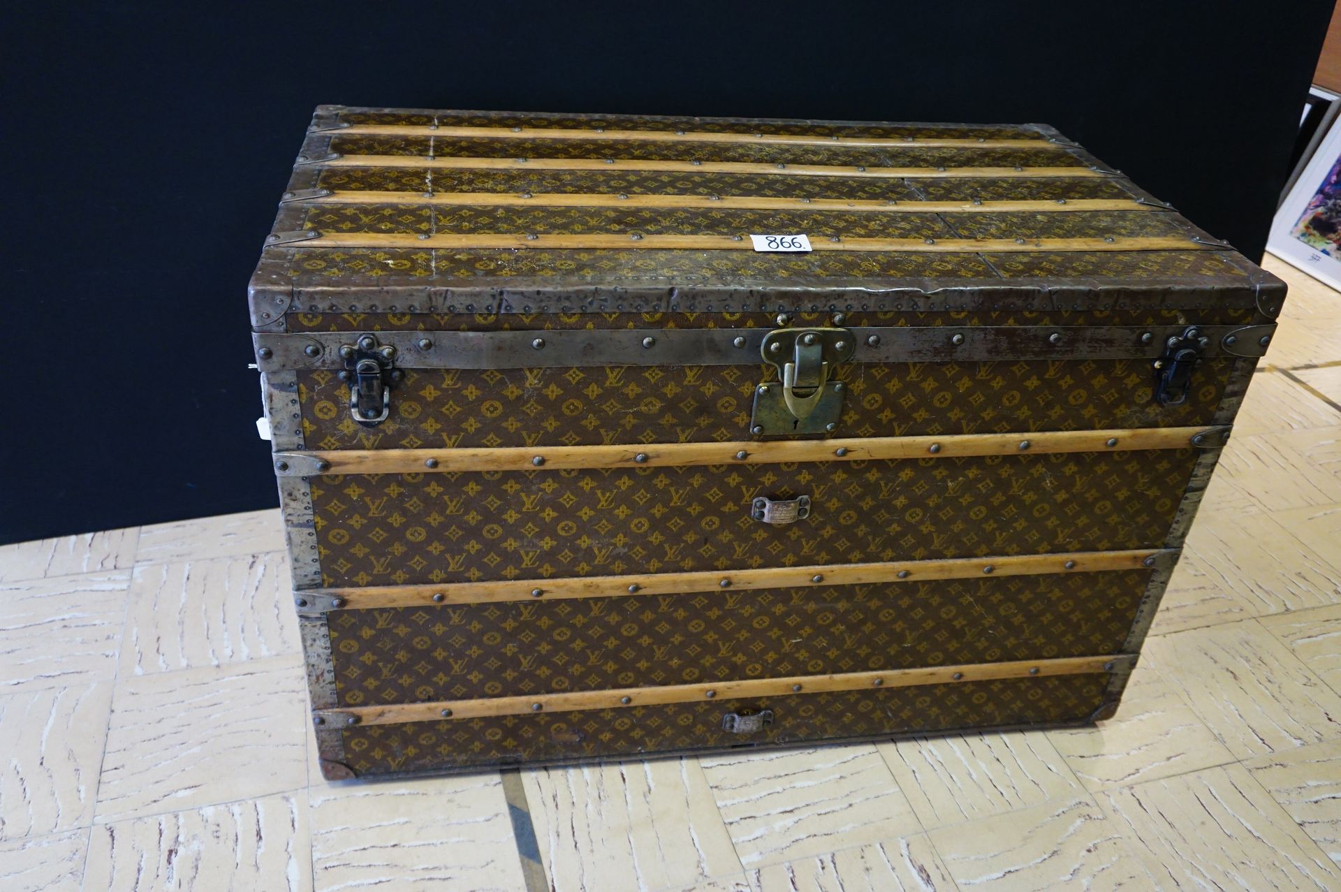 LOUIS VUITTON 罕见的带内饰的大型复古旅行箱 - 锁和纽扣上有路易威登的标记 - 有使用痕迹 - 长：110厘米 高：70厘米 深：60厘米