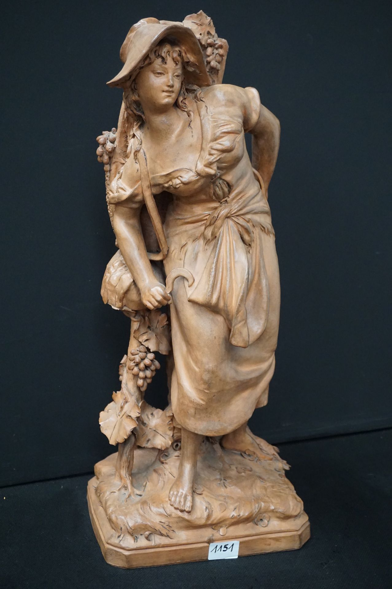 Null Belle sculpture en terre cuite - Ca.1900 - "Le vendangeur" - Signé FONTY - &hellip;
