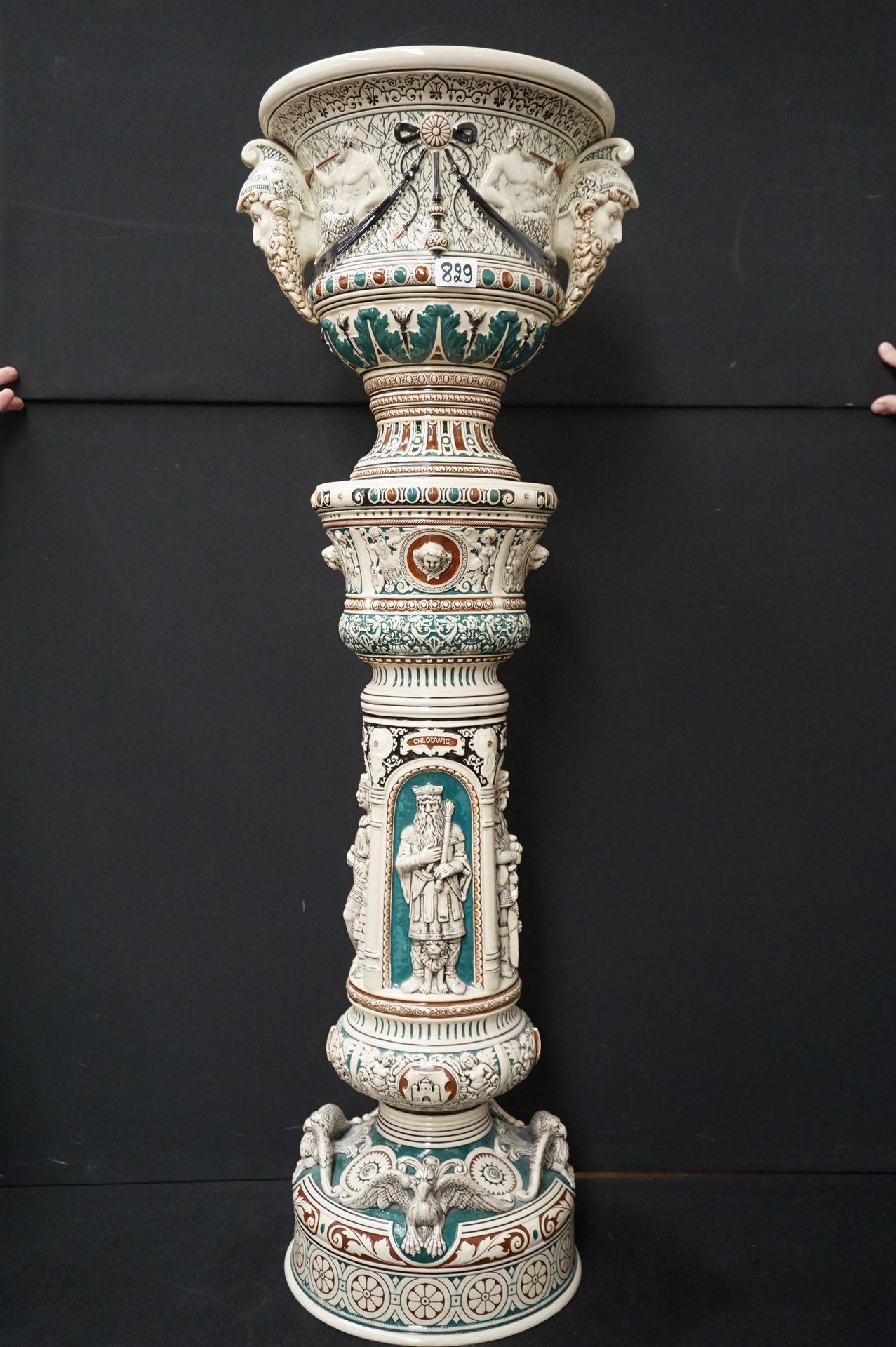 Null 柱子上的罐子 - 陶土 - 浮雕装饰 - 罐子底部有小伤 - 高: 120厘米
