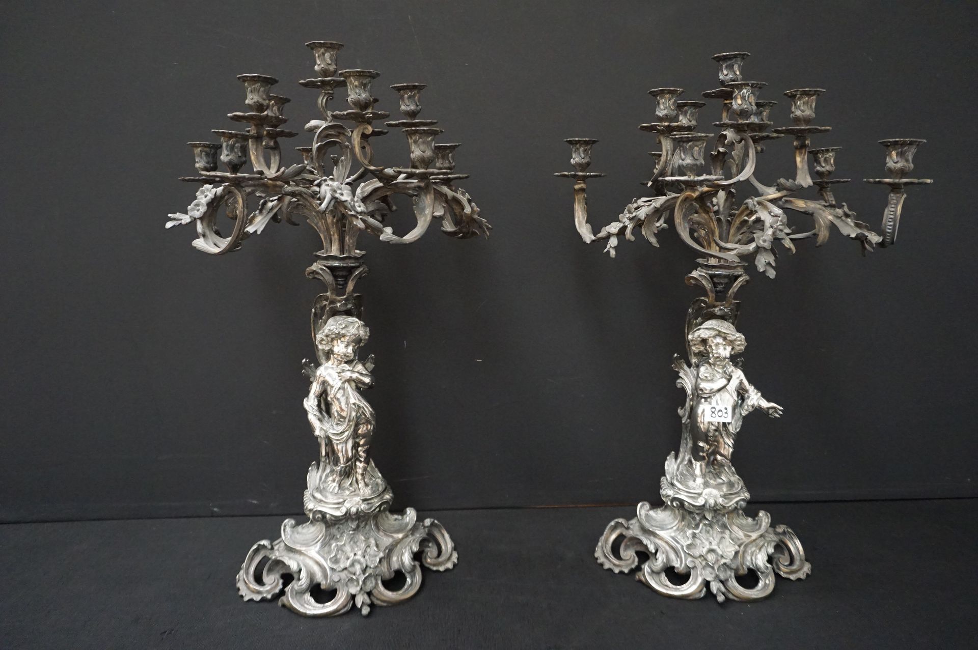 Null 
2个特殊的镀银青铜烛台 - 由普提拿着 - 每个有11个灯 - 签名 - 意大利雕塑家 - 高: 85 cm FERNANDO DI LUCA