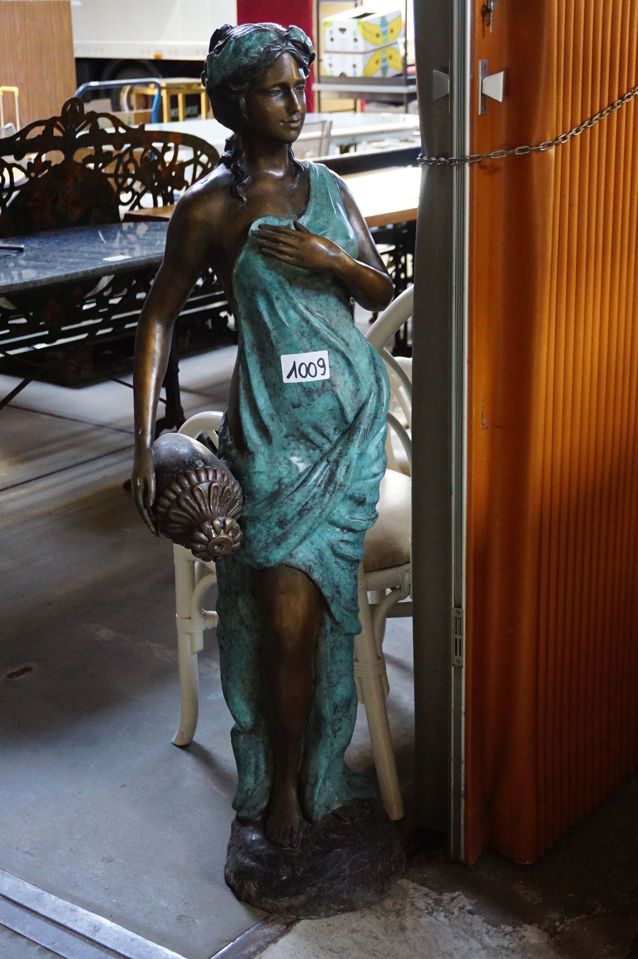 Null 漂亮的青铜花园雕塑（喷泉） - "拿着壶的年轻女人" - 双色古铜色 - 高: 125 cm