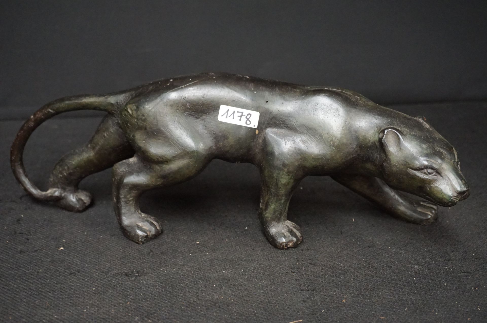 Null Escultura Art Deco en bronce - "Pantera caminando" - L: 36 cm