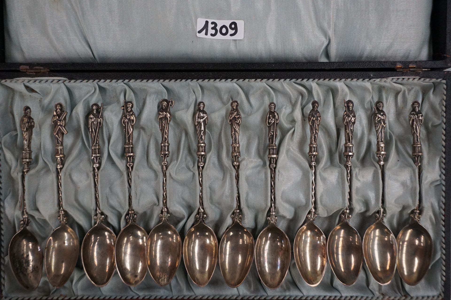 Null 12 Silver spoons in case - Decorated with 12 apostles