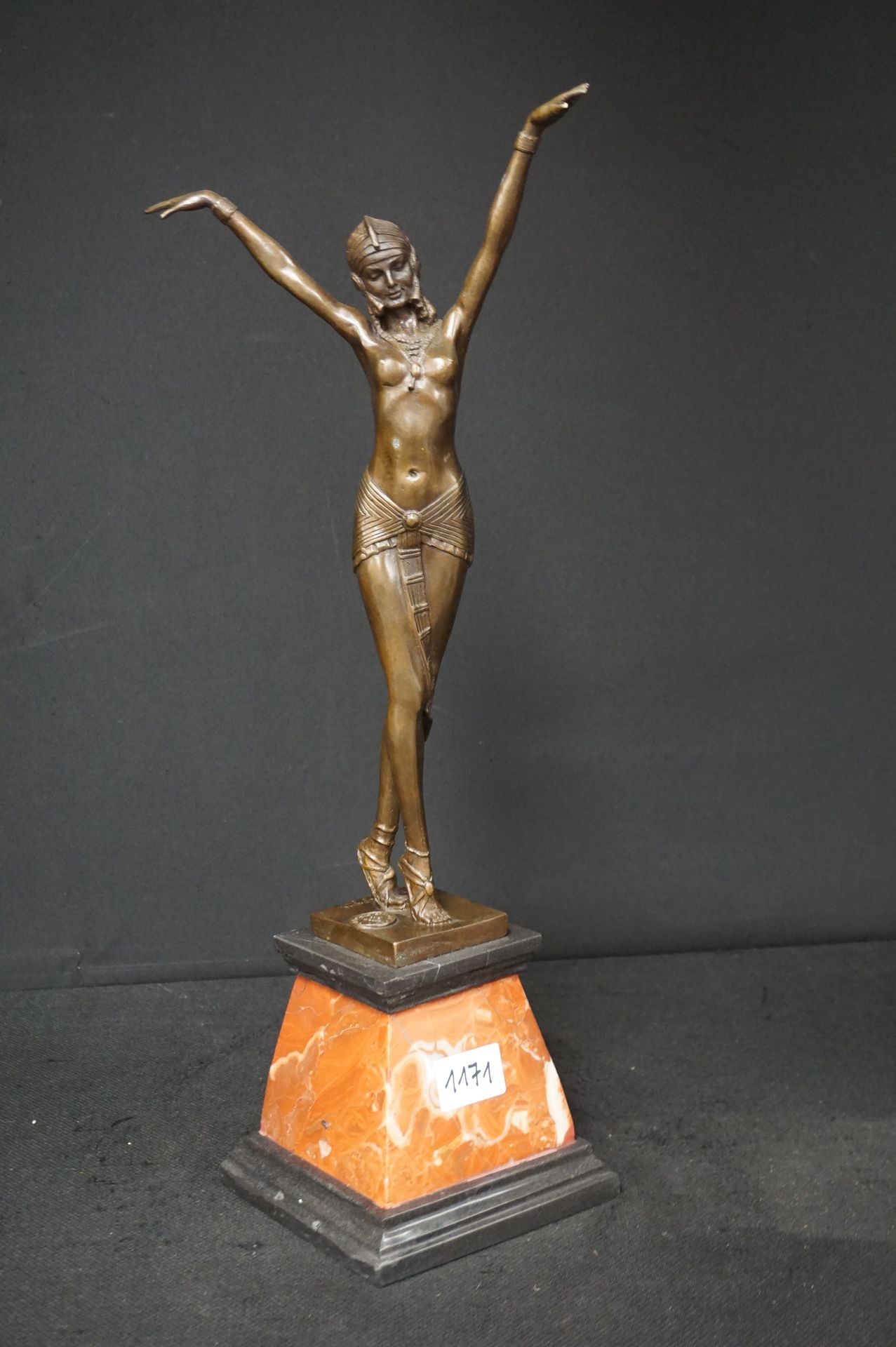Null Escultura de bronce en estilo Art Deco - "Elegante dama" - Firmada - H: 54 &hellip;