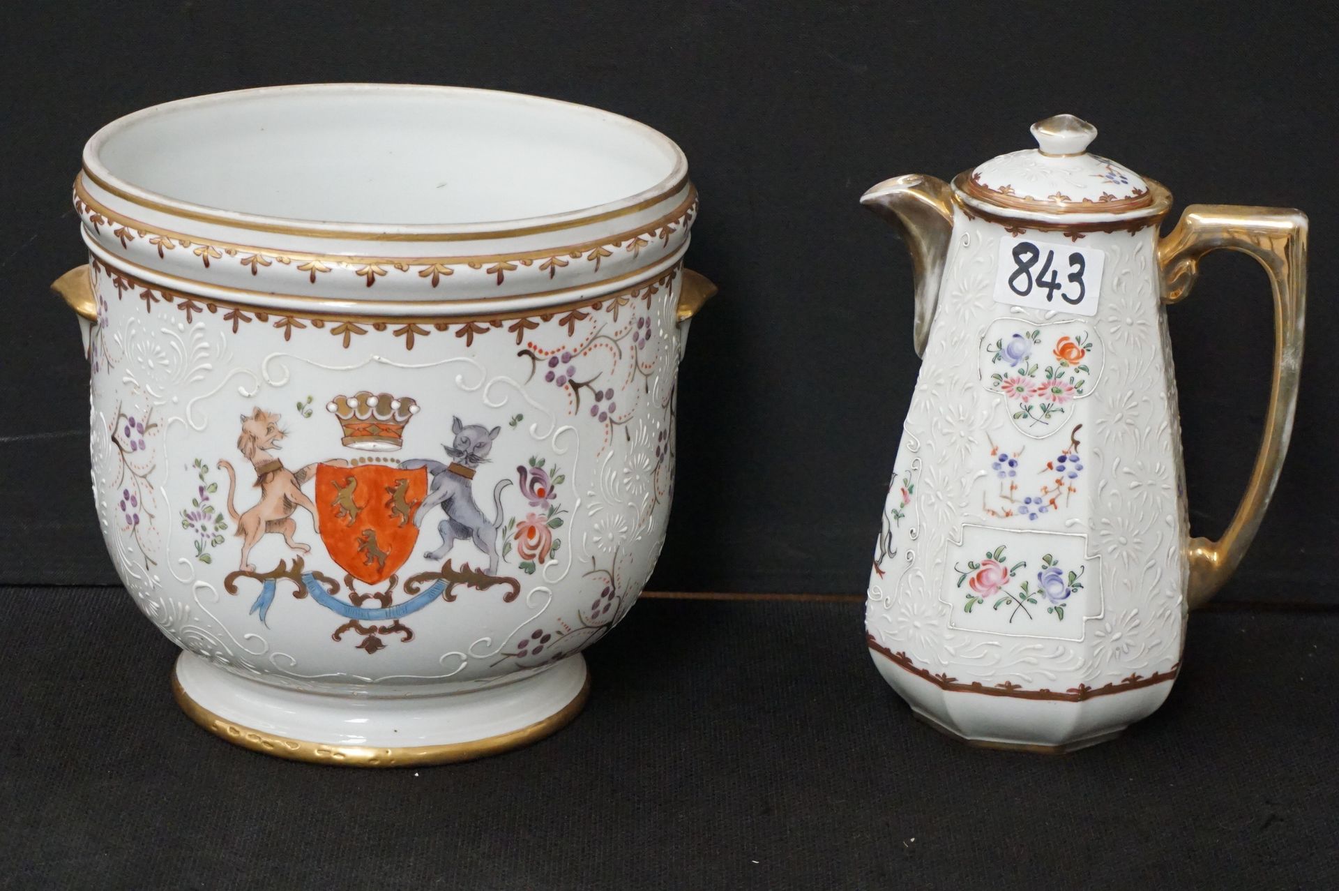 Null Coffee pot + cache pot in porcelain - Ca.1900 - Hand painted - Both signed &hellip;