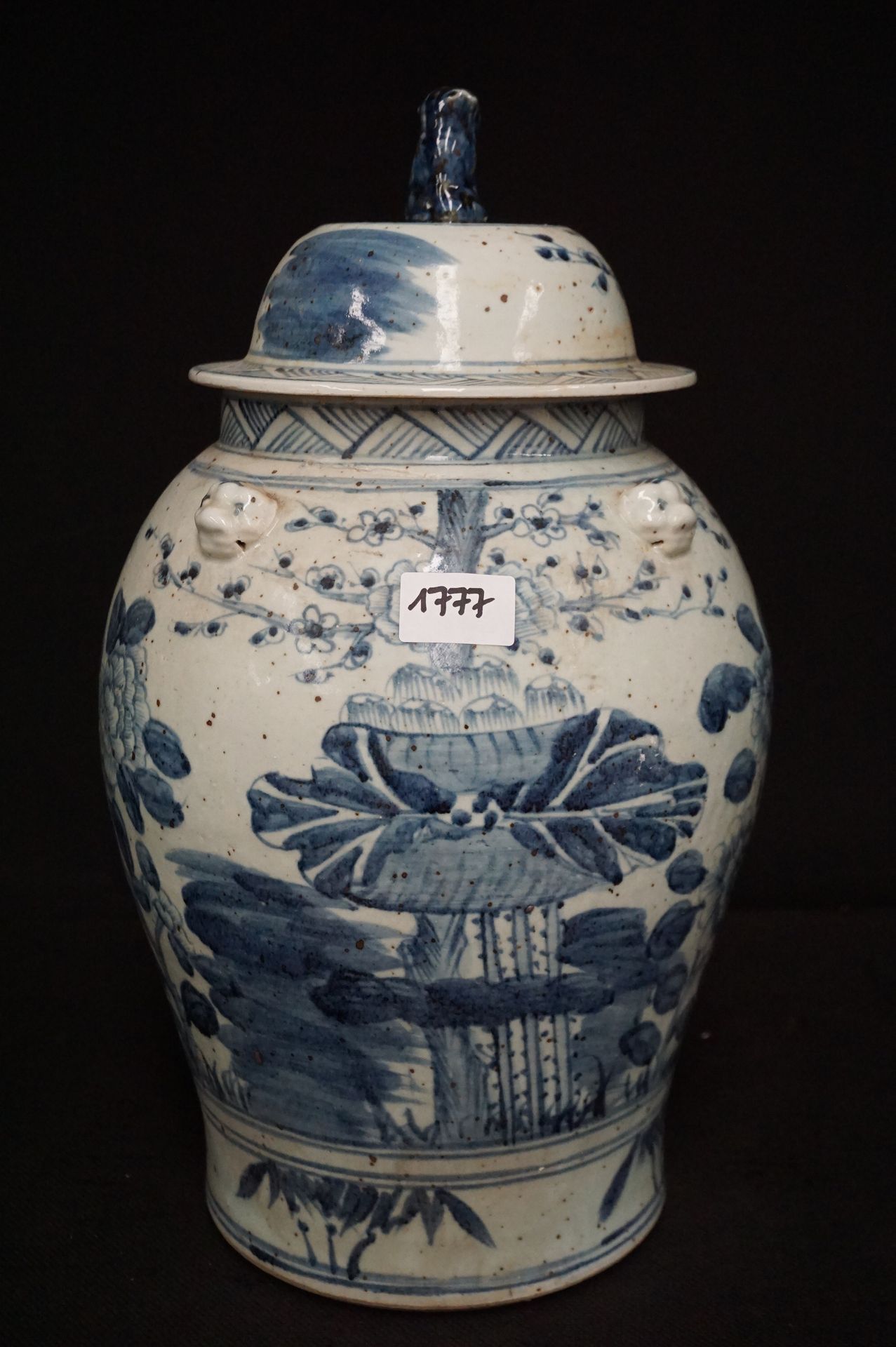 Null Schöne chinesische Celladon-Deckelvase - Blauer Kamaieu-Dekor mit Blumen - &hellip;