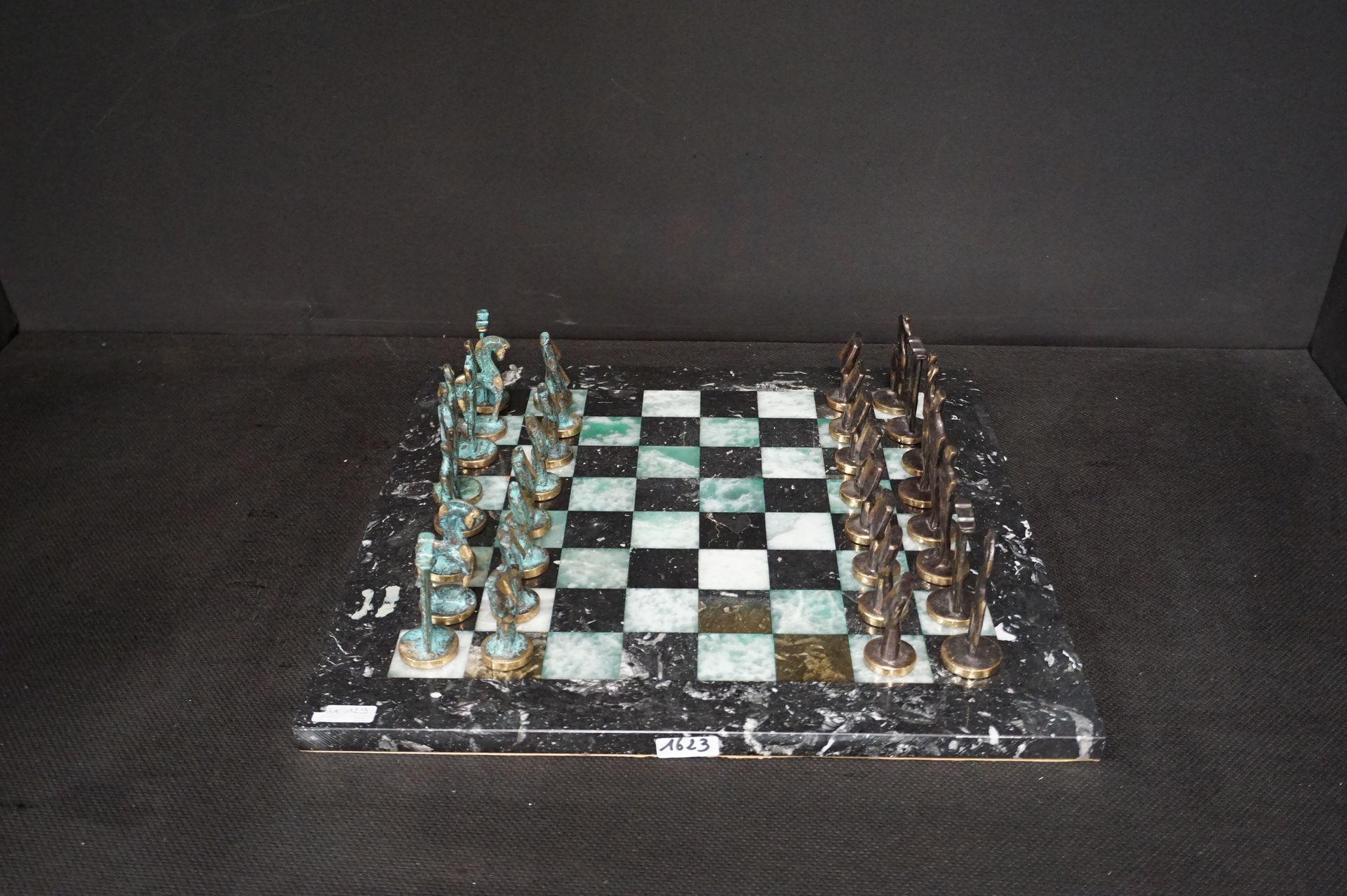 Null 
With patinated bronze pawns - Size: 40 x 40 cm Chess