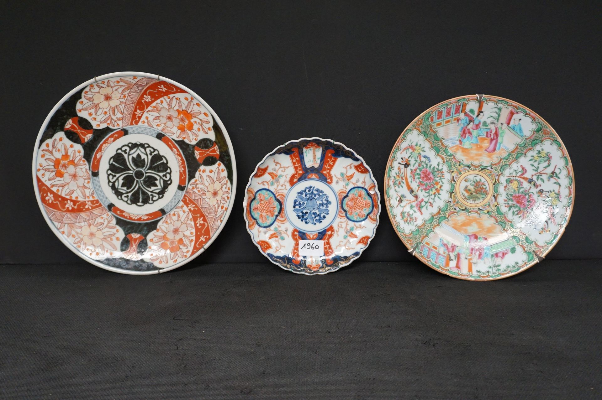 Null 3个瓷盘 - 装饰伊万里和广州 - 盘子广州有小的病变 - 直径22至31厘米