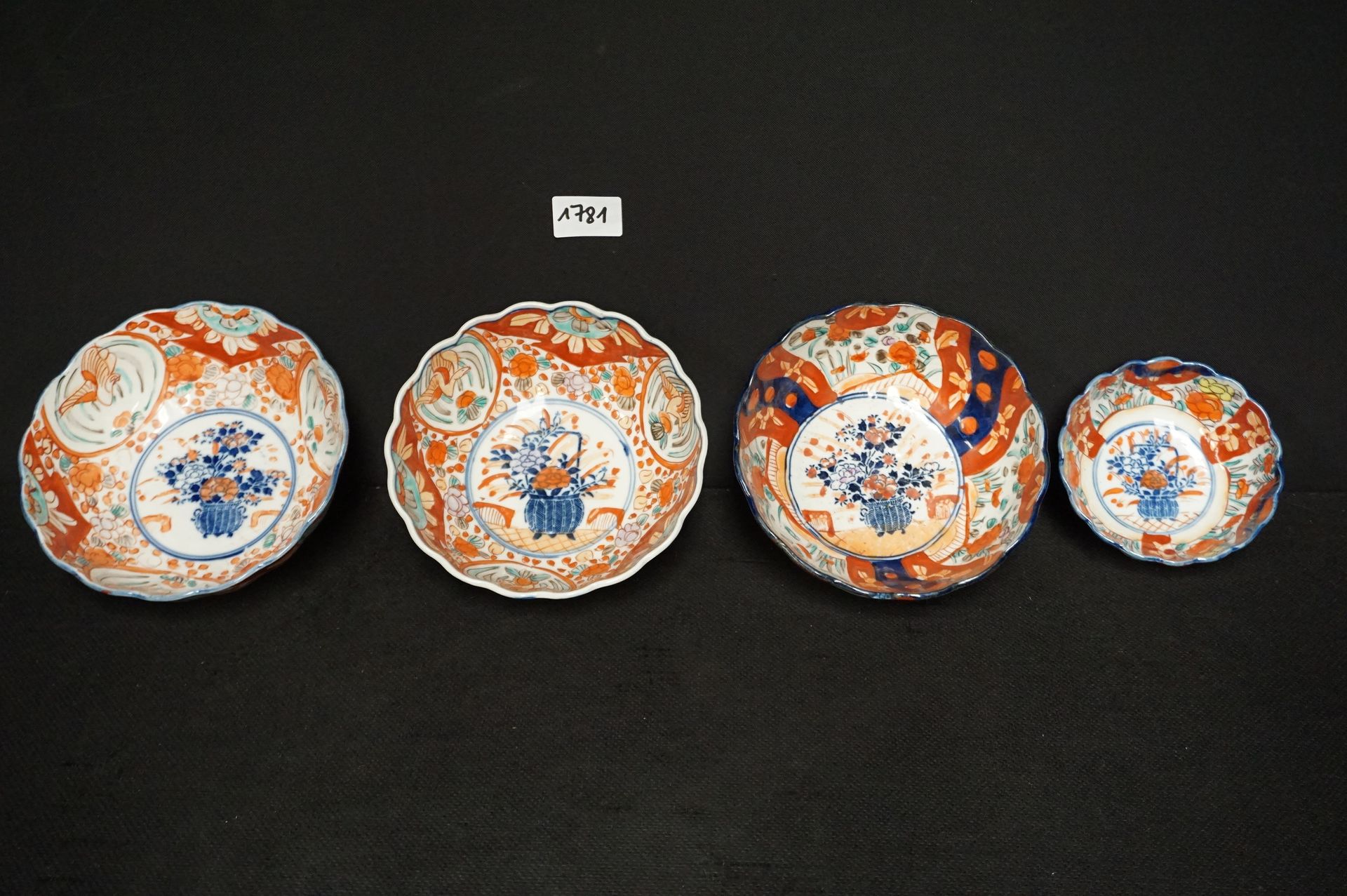 Null 4 Japanese bowls in porcelain - Decor Imari - Diameter: 13 to 18 cm