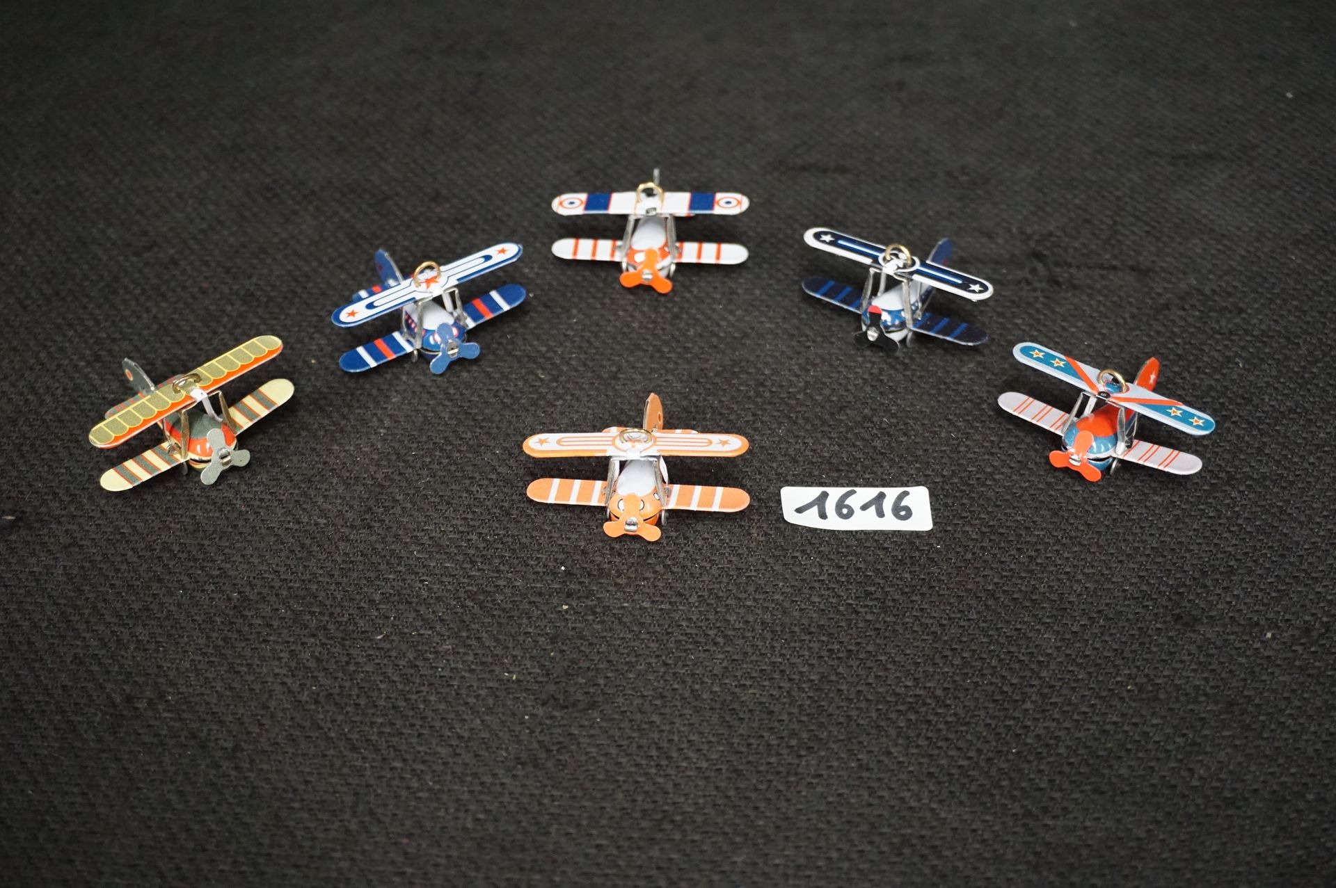 Null 6 Miniature airplanes in tin can - L: 3 cm