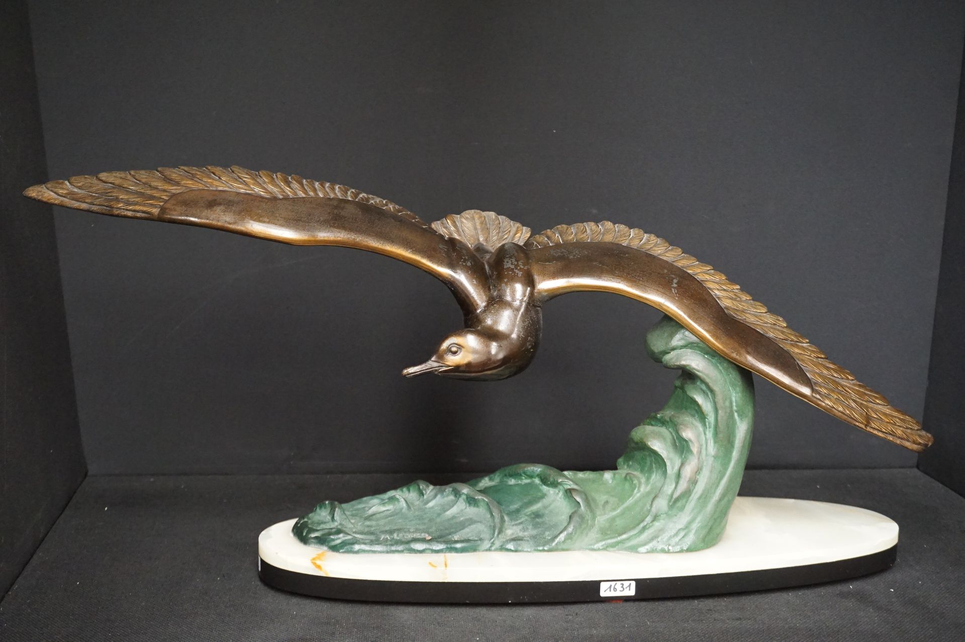 M. LEDUCQ (1879 - 1955) "海鸥"--装饰艺术风格的扎马克雕塑--签名--黑玛瑙基座--长：85厘米