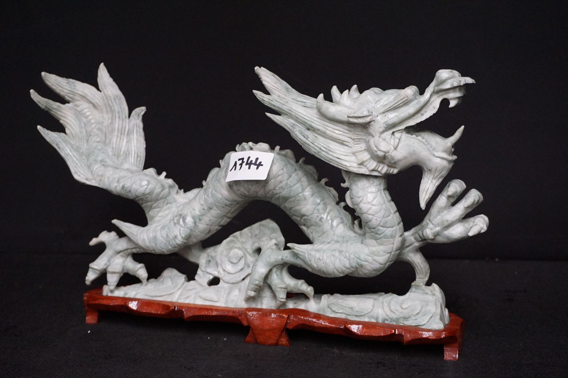 Null Sculpture chinoise en stéatite - Sur socle en bois - "Dragon" - L : 35 cm
