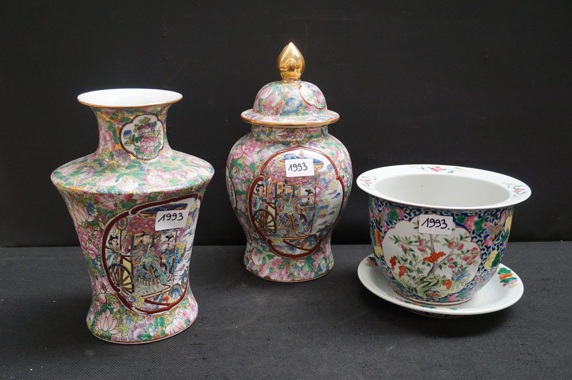 Null 2 vases en porcelaine chinoise + 1 cache-pot chinois