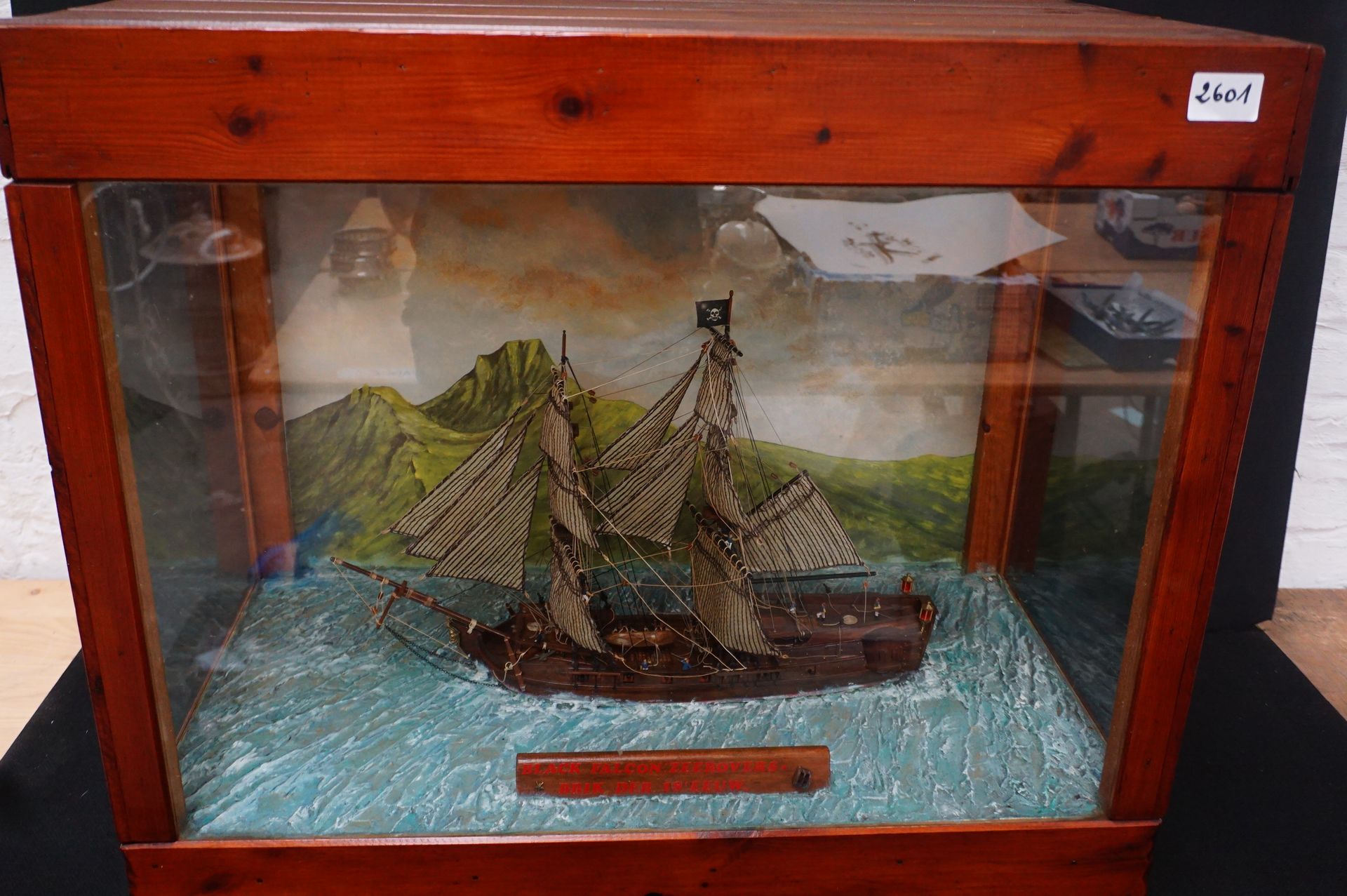 Maquette de bateau dans sa vitrine - BLACK FALON - Dim…