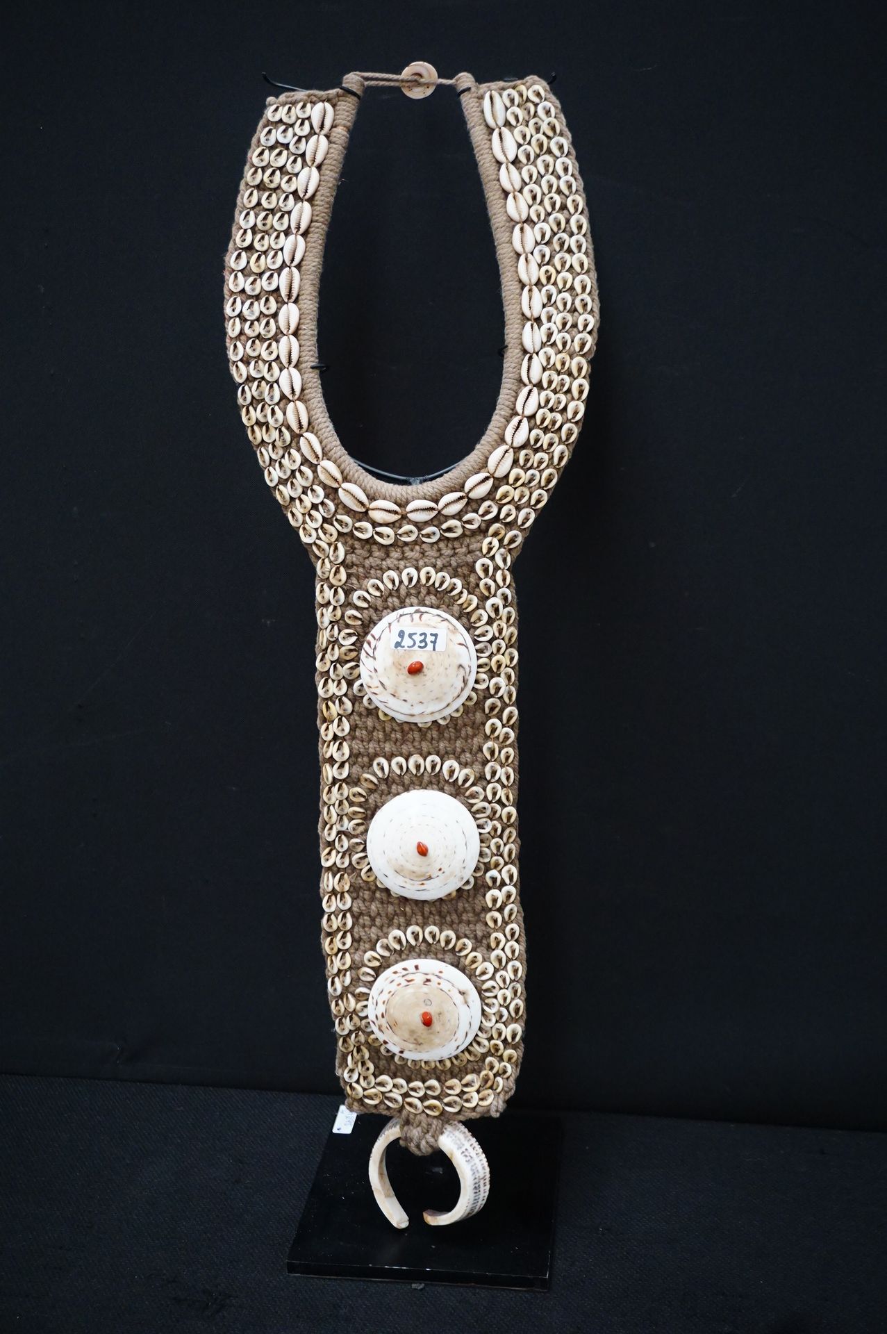 Null 
非洲护身符，带支架--高：65厘米 带贝壳刺绣的仪式性装束