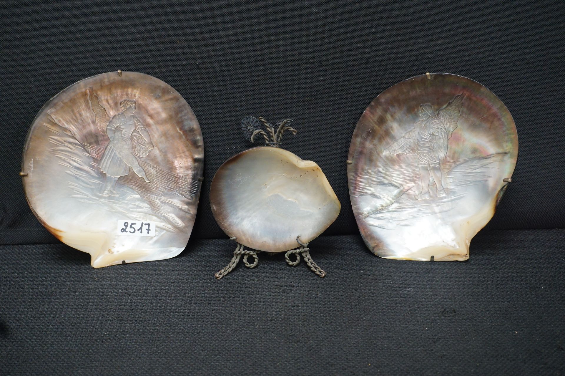 Null 3个珍珠母贝 - 其中2个装饰有鱼和渔夫 - 高：9至15厘米