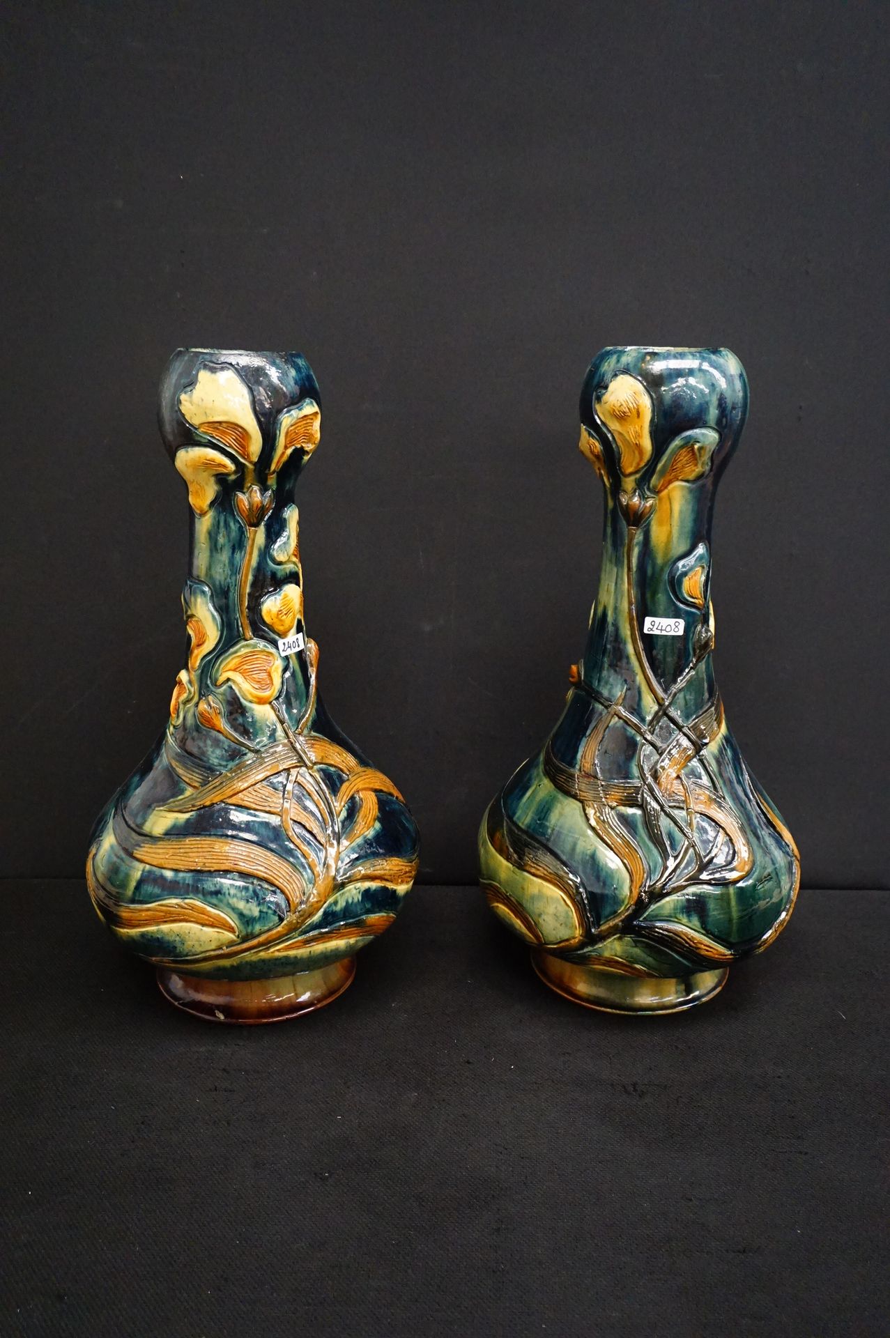 Null 
2 Grands vases Art Nouveau - Faïence flamande - Décoration florale en reli&hellip;