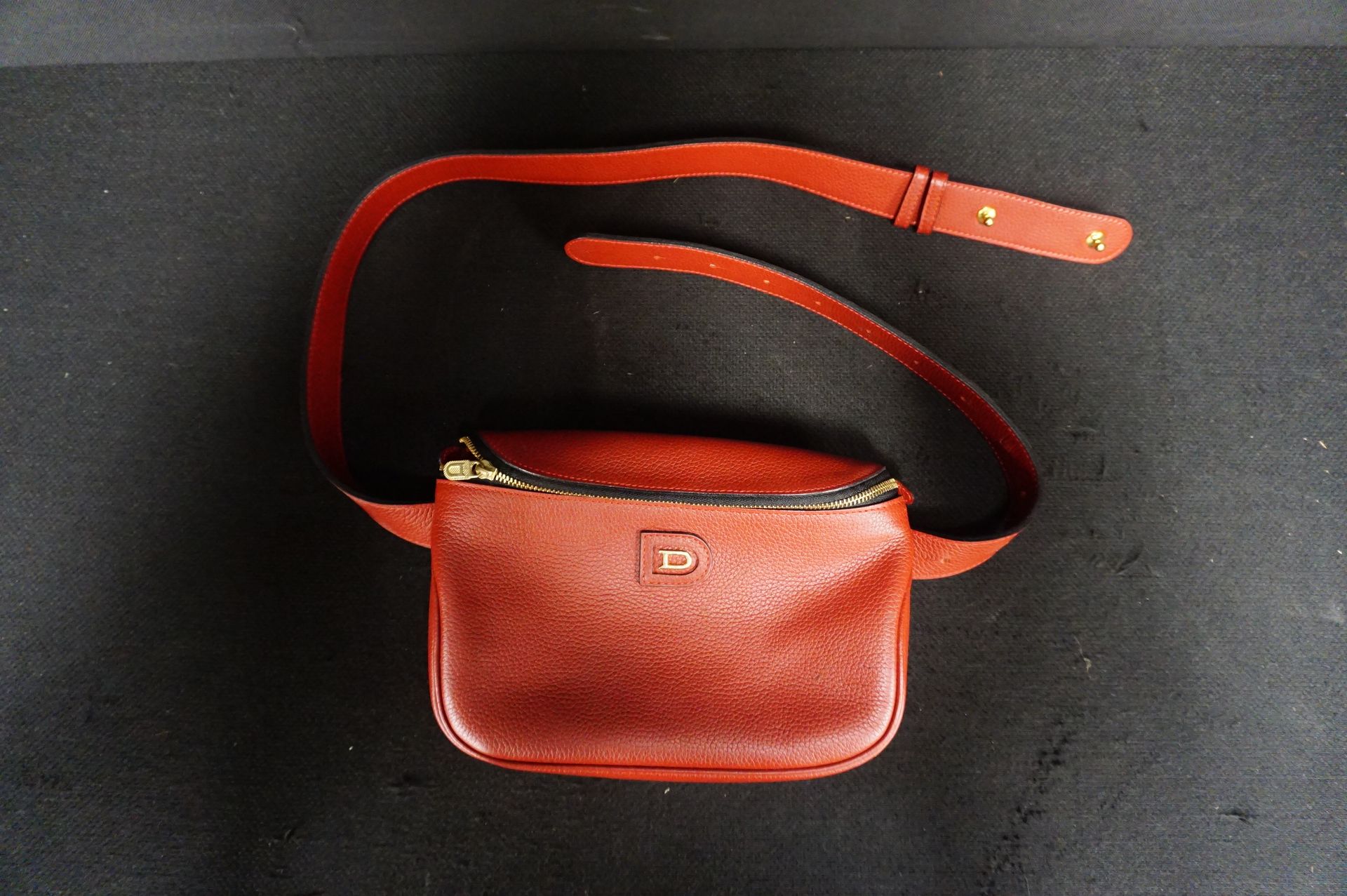 DELVAUX Originelle Hüfttasche aus rotem Leder