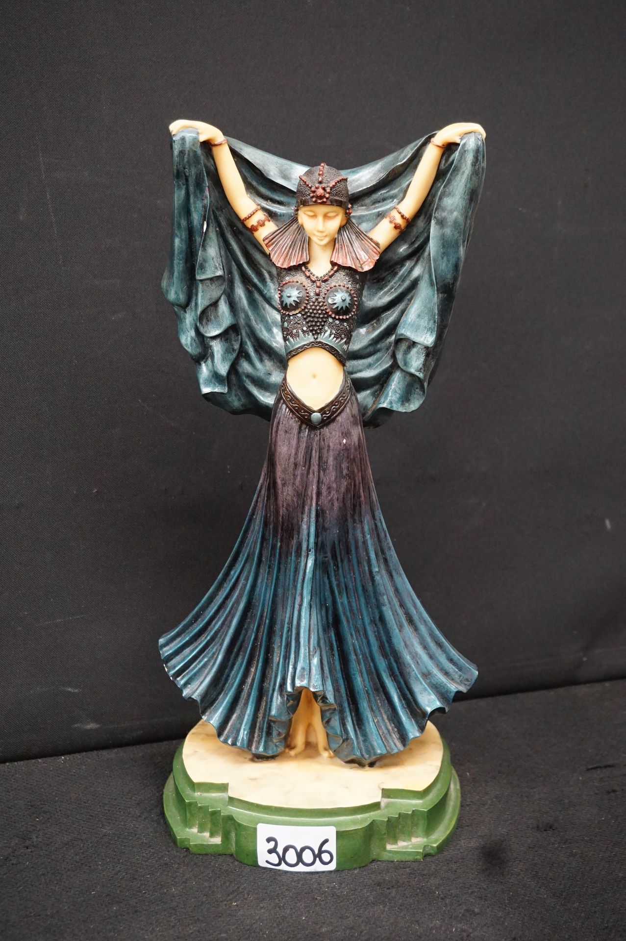 Null 装饰艺术风格的树脂雕塑 - "优雅的女士" - 高: 37 cm