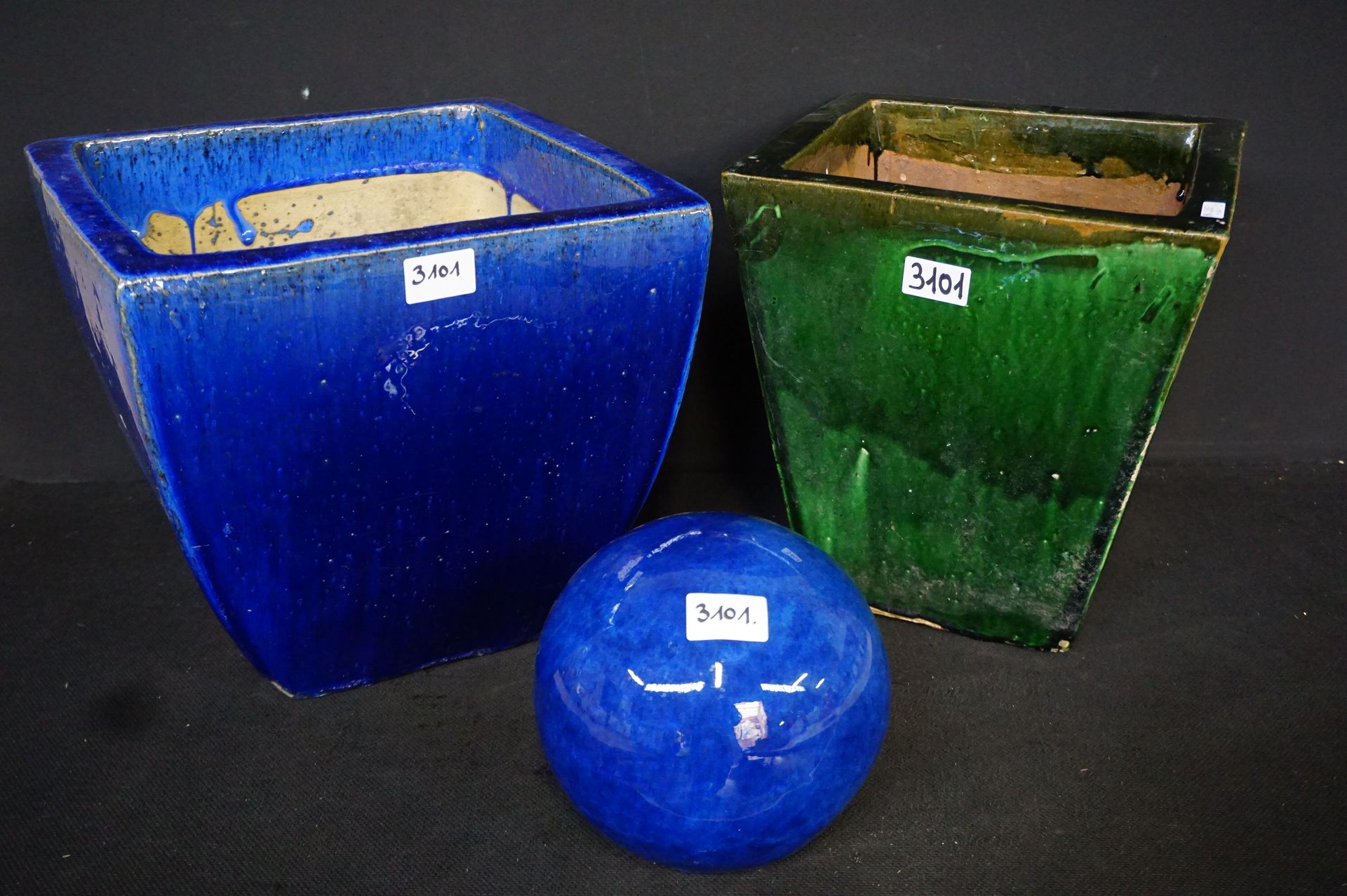 Null 
2 Pots de fleurs en terre cuite émaillée - H : 33 cm + Sphère en céramique&hellip;