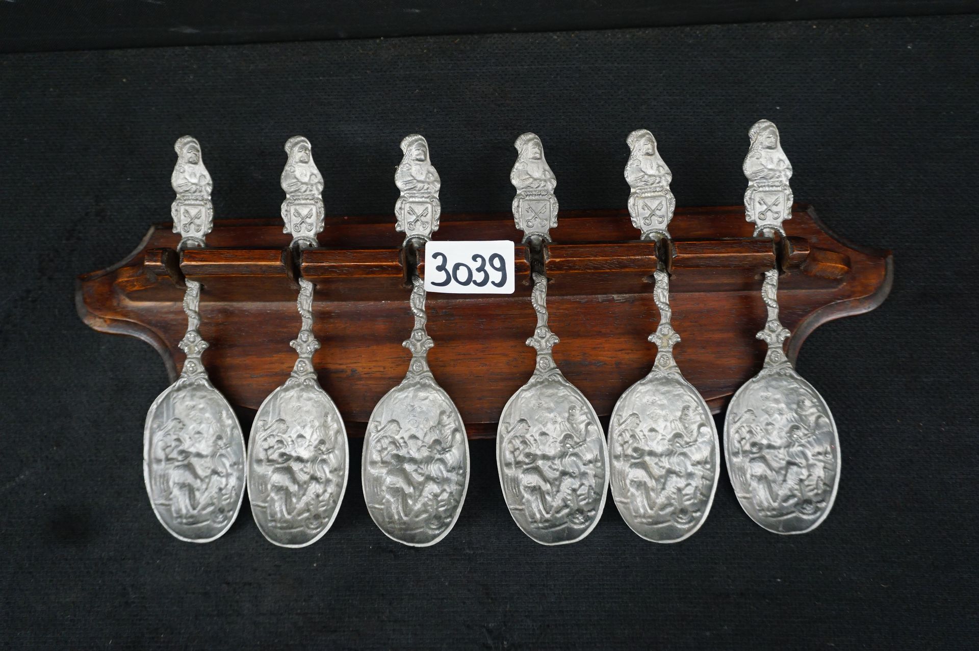 Null 6 Pewter spoons with wooden rack