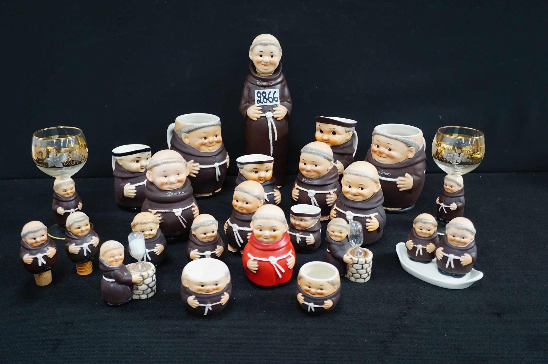 GOEBEL 
24 pieces "GOEBEL" - "Fathers" - H: 6 to 26 cm - Monks - Glasses - Bottl&hellip;