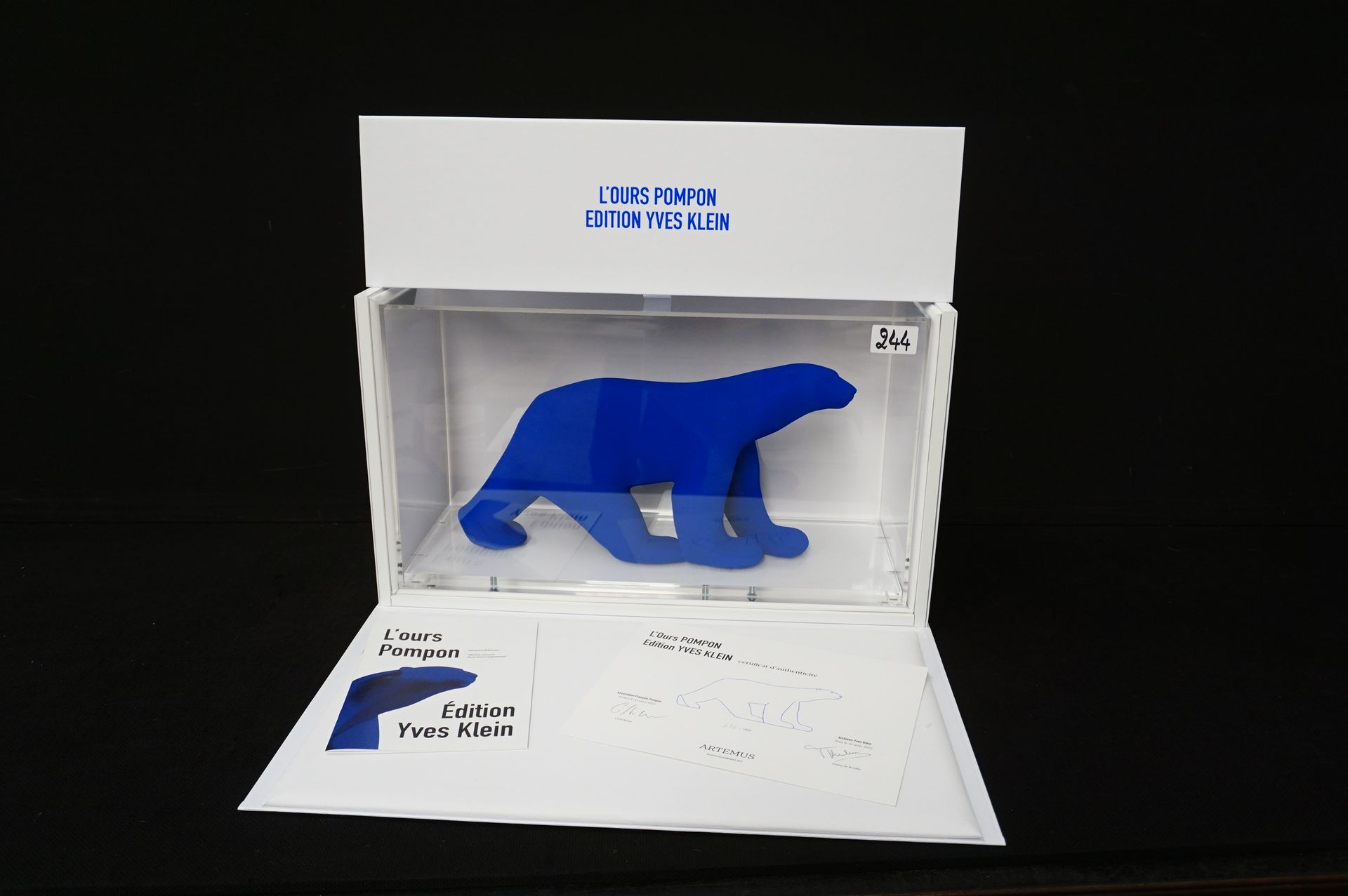 YVES KLEIN "L'ourse Pompom bleu" - Sculpture artisanale posthume en résine - Edi&hellip;