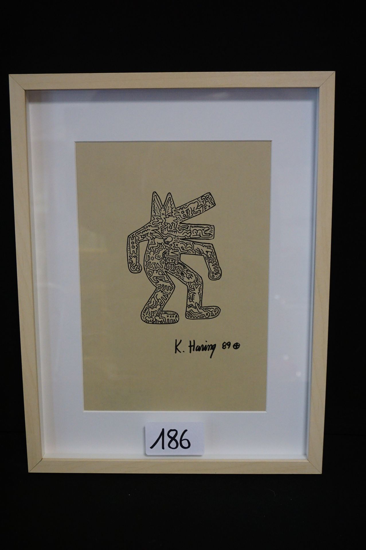 KEITH HARING (1958 - 1990) -After-纸上黑色马克笔--签名并注明日期1989年--附证书 纽约CANVA工作室艺术--33 x &hellip;
