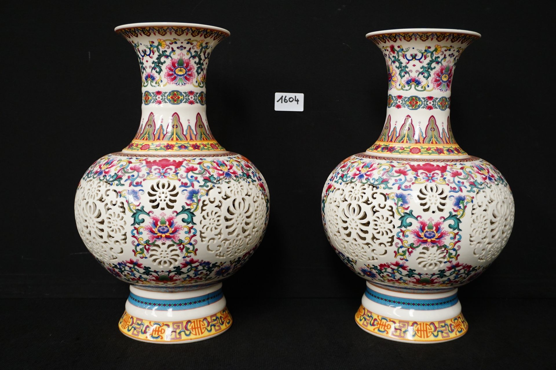Null 2 vases chinois en porcelaine - ajouré - H : 35 cm