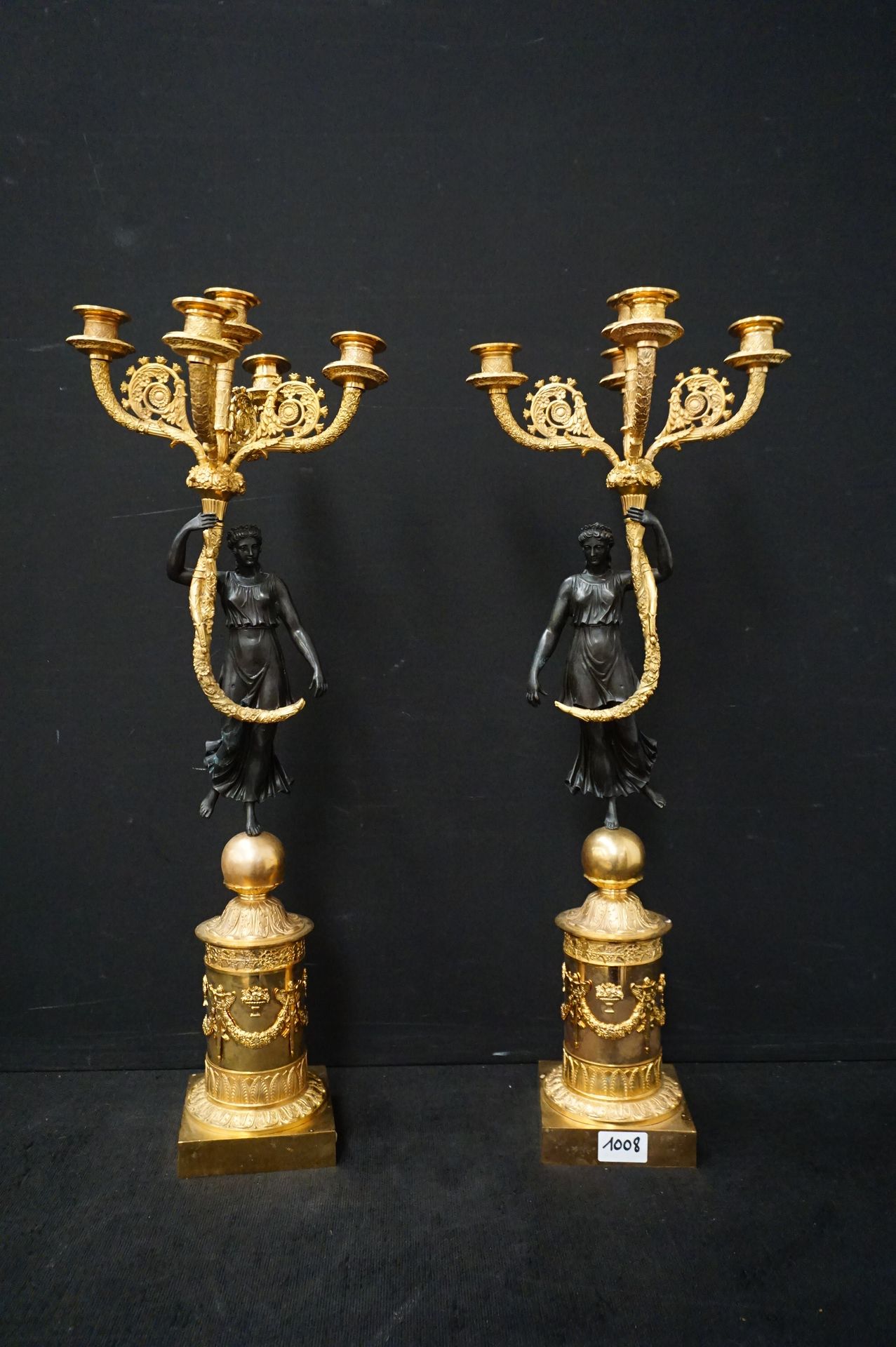 Null 2个美丽的帝国风格的青铜烛台 - 由年轻的女士拿着 - 鎏金 - 高: 71 cm