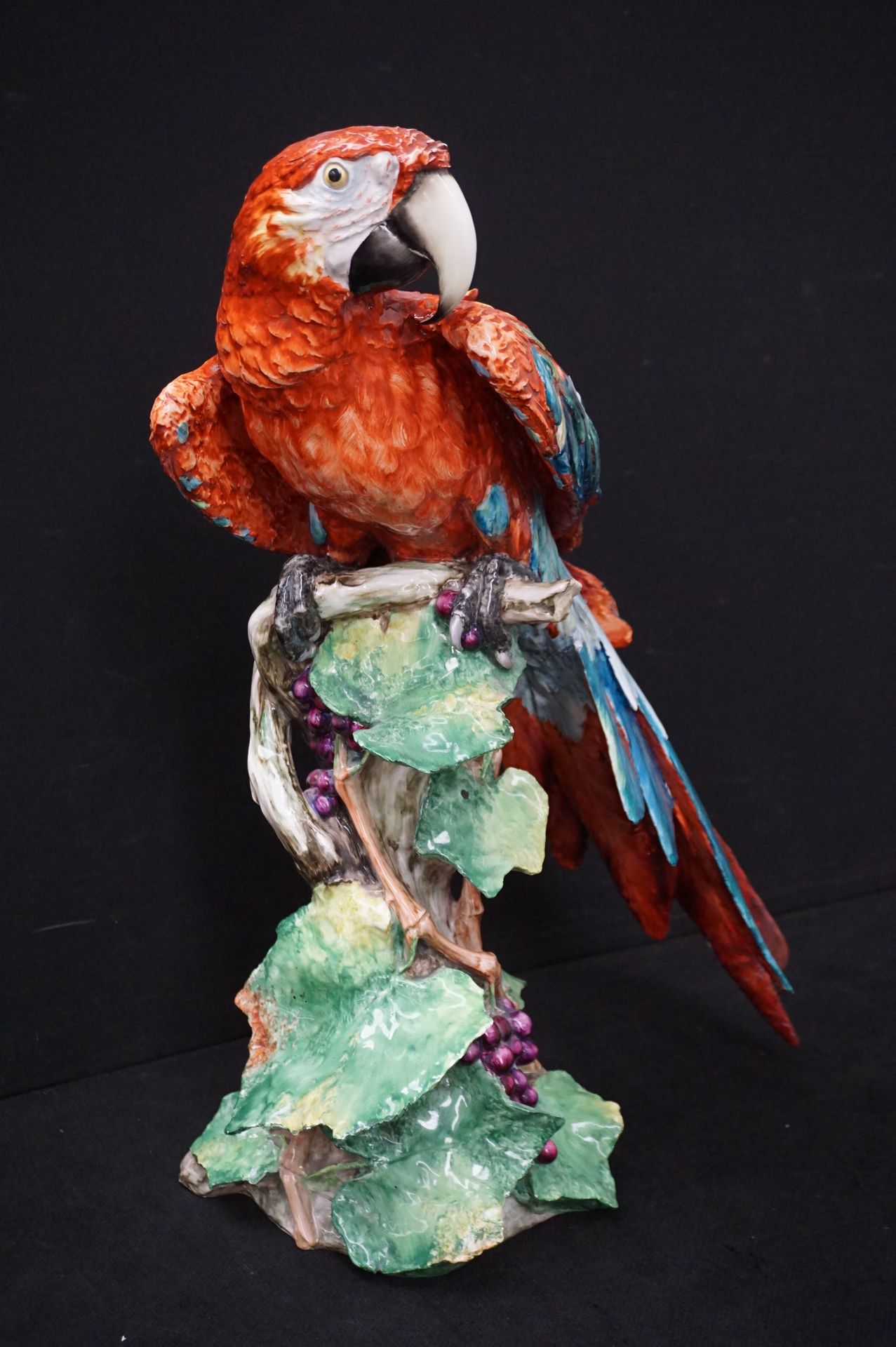Null Großer Papagei aus polychromer Fayence - Unterseite signiert - Schwanz rest&hellip;
