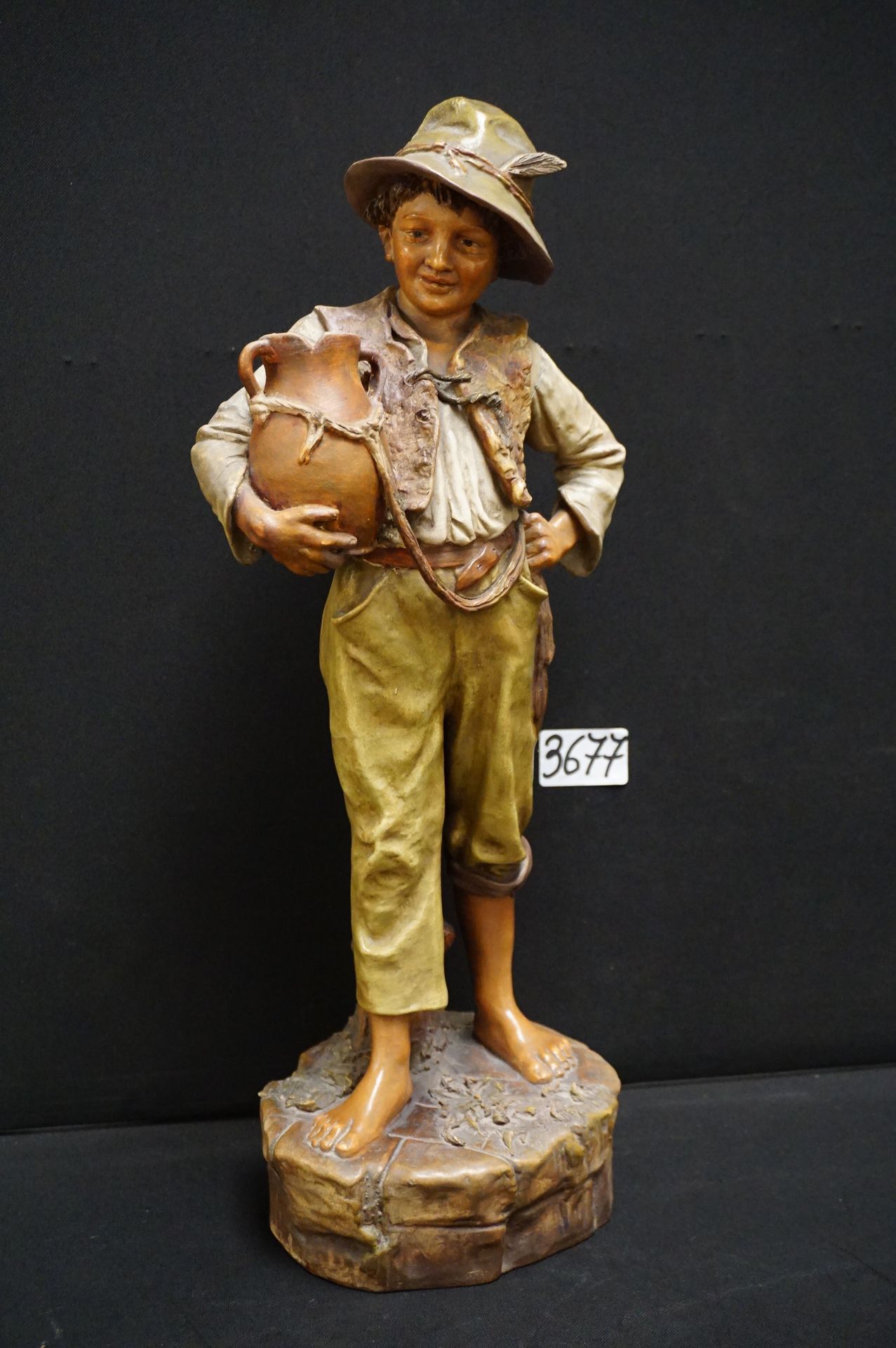 Null 赤土多色雕像--"拿壶的男孩"--高：44厘米