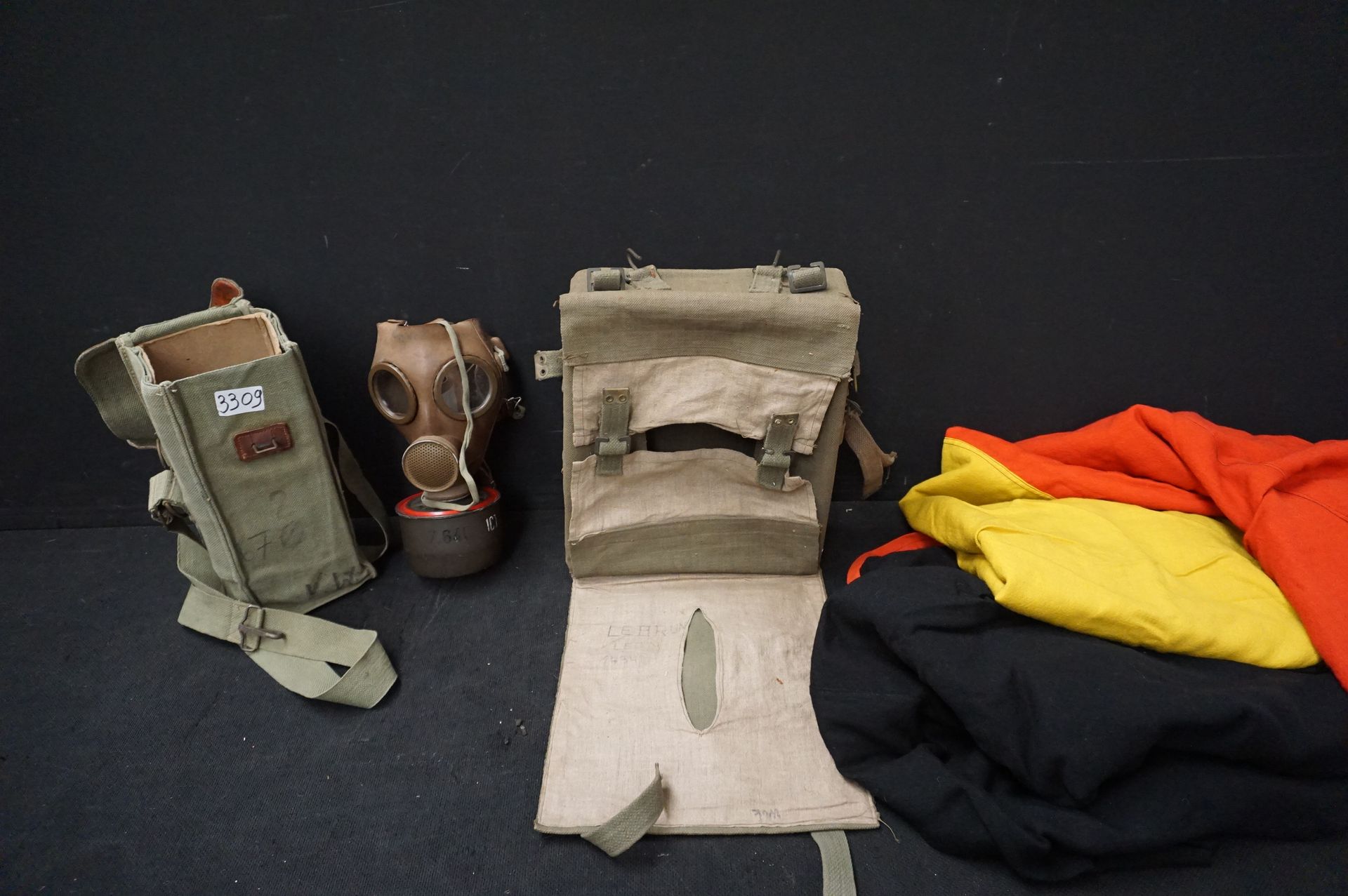 Null 一批军用品 - 包括：防毒面具，比利时国旗，...