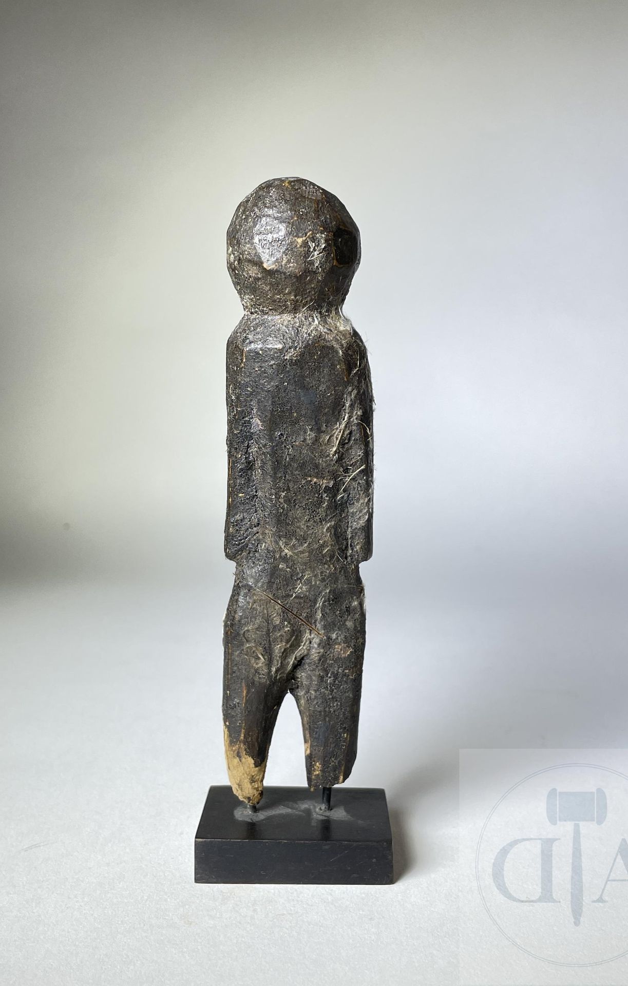 Null 祭坛上的作品表现了一个站立的拟人化的人物。 Lhoso，多哥。 雕刻的木材。 20世纪第2季度，酒和羽毛的痕迹。 高15.5厘米，包括底座。



出&hellip;