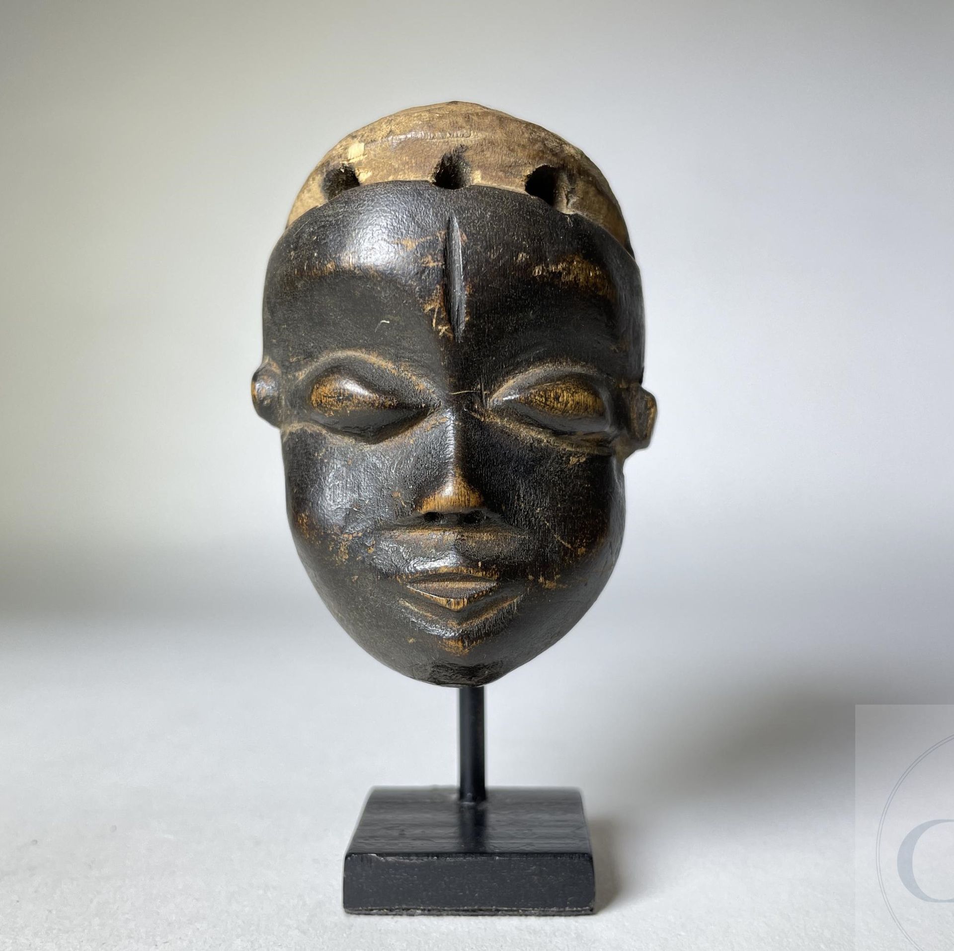 Null 微型甲骨文面具的 "Galukoji"。 彭德，刚果民主共和国。 雕刻的木材。 期间：1920/1930年。 高7,5厘米。 包括底座：高11厘米

&hellip;