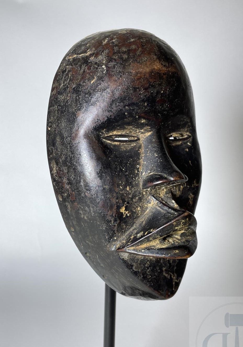 Null Small refined mask. Dan, Ivory Coast. Carved wood. Patina with remains of l&hellip;